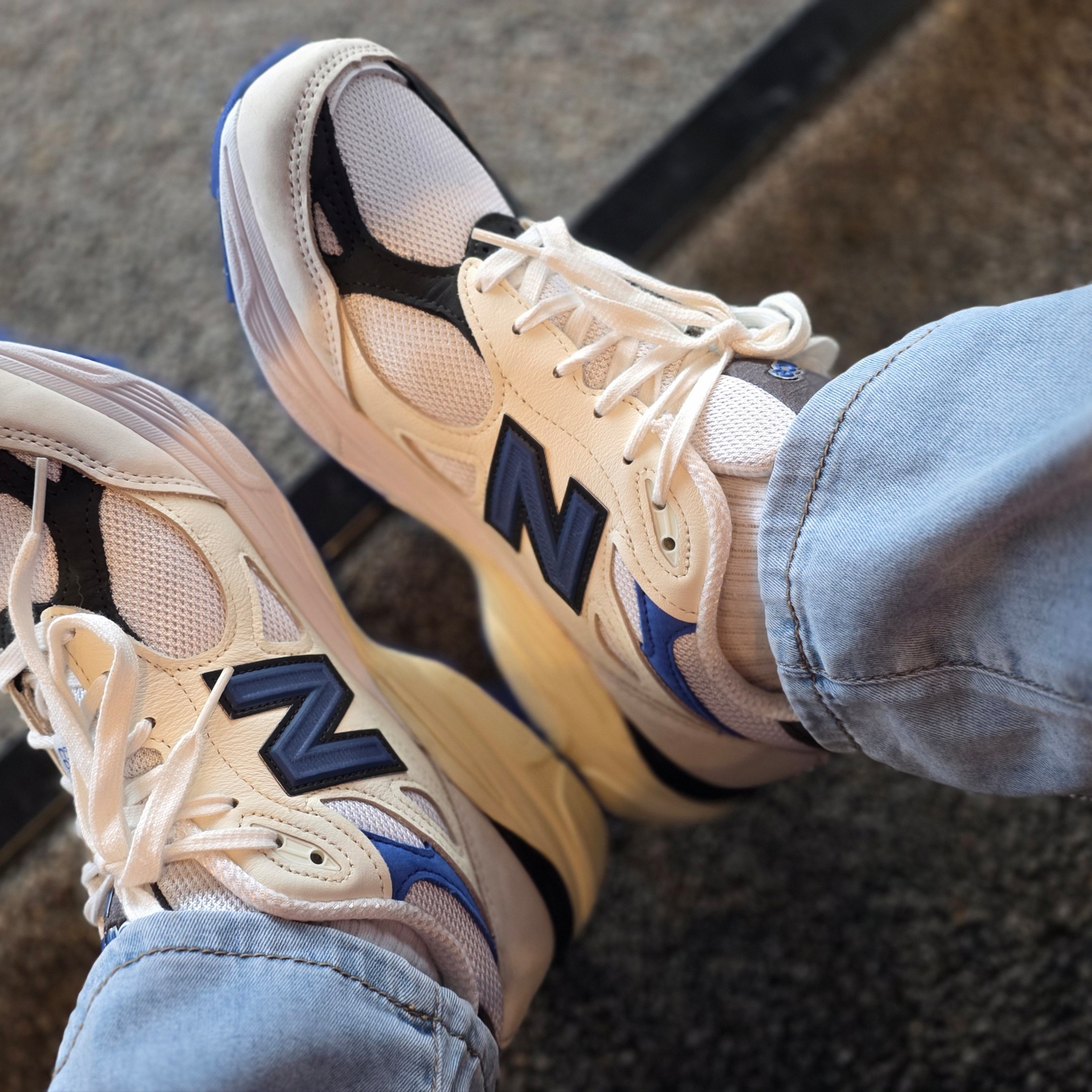 New Balance 990v3 Made in USA White Blue 착용 스타일 - 3
