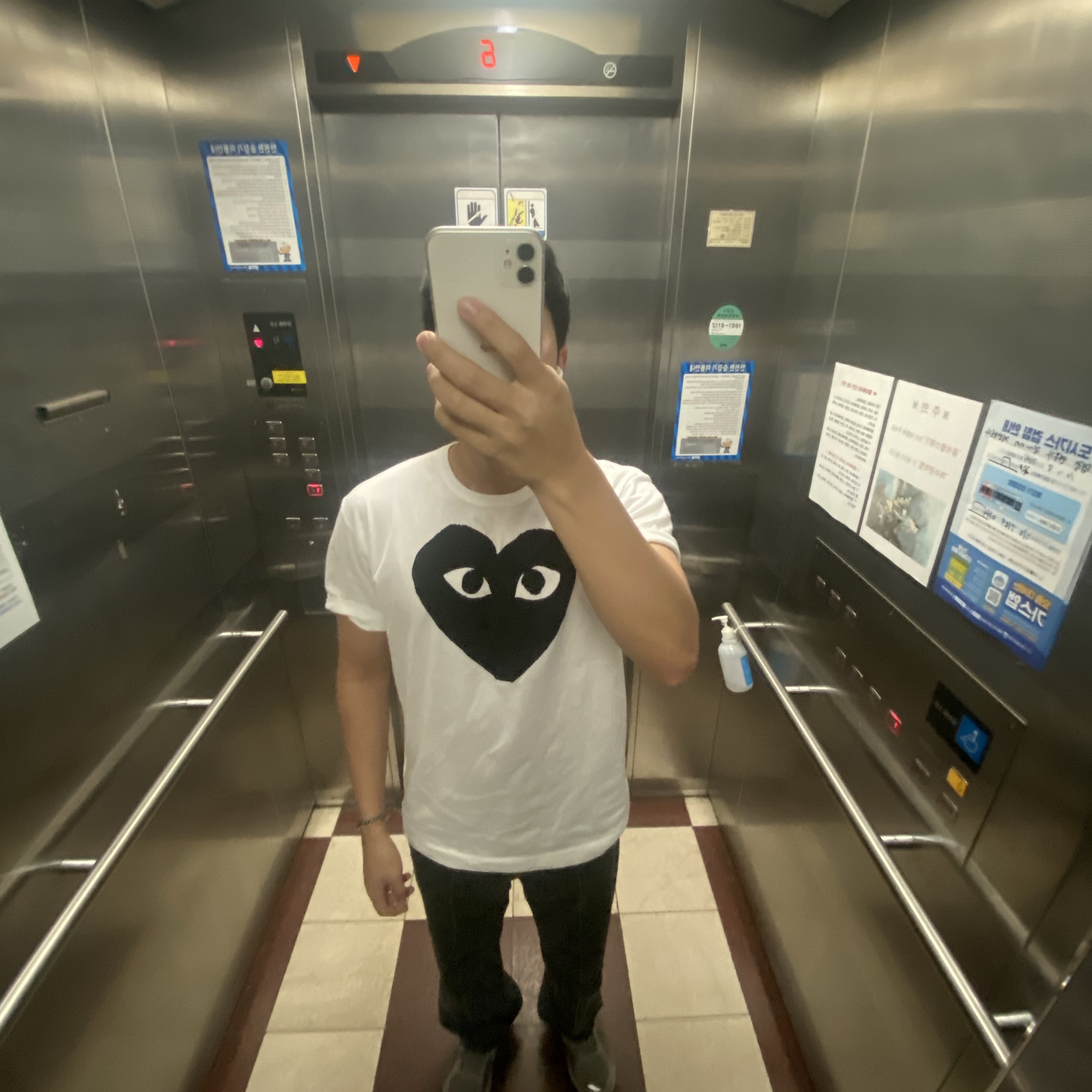 Play Comme des Garcons Printed Black Heart T-Shirt White 착용 스타일