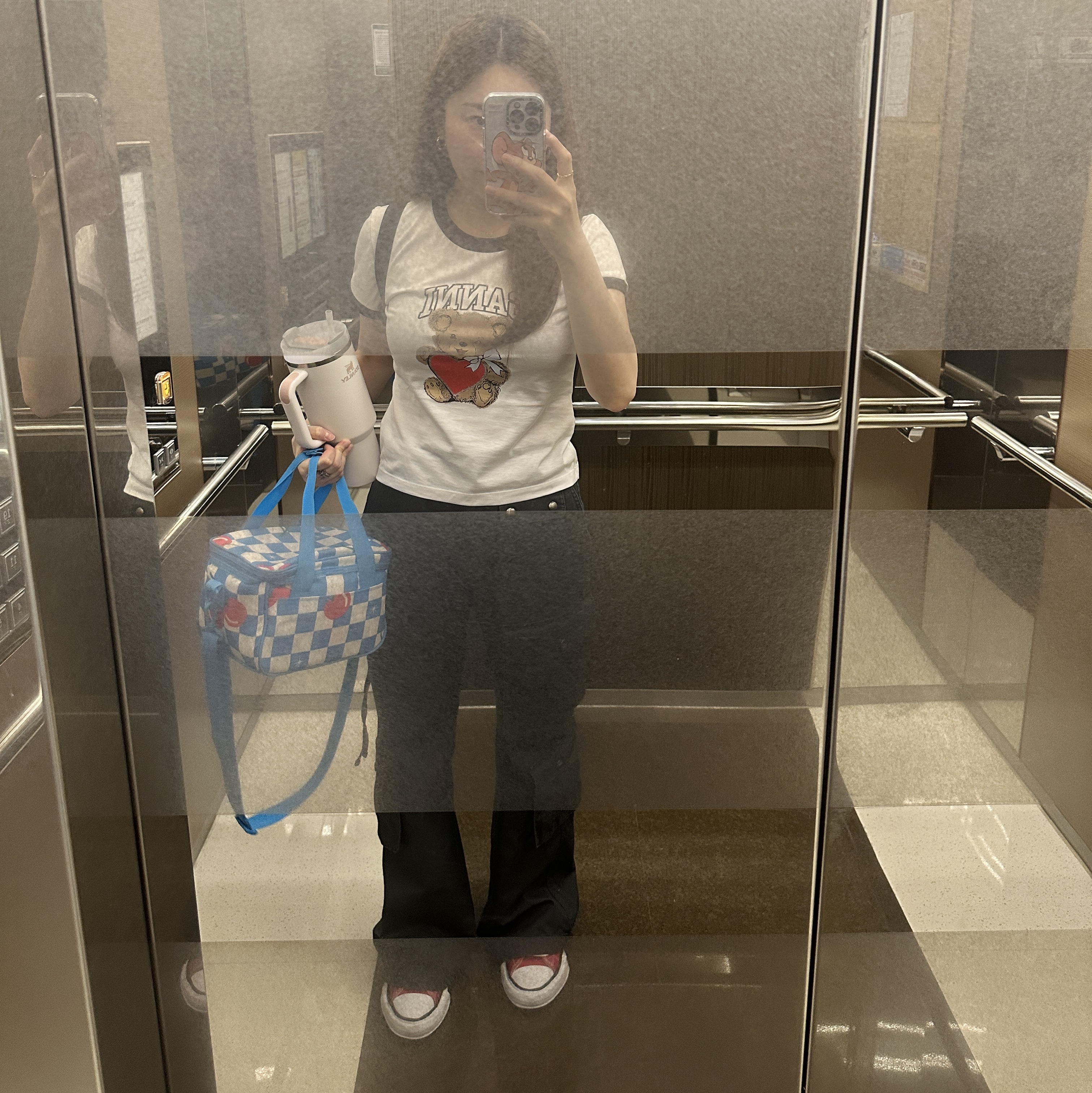 (W) Ganni Basic Jersey Bear T-Shirt White, Maison Mihara Yasuhiro Peterson OG Sole Canvas Low Sneakers Red 착용 스타일
