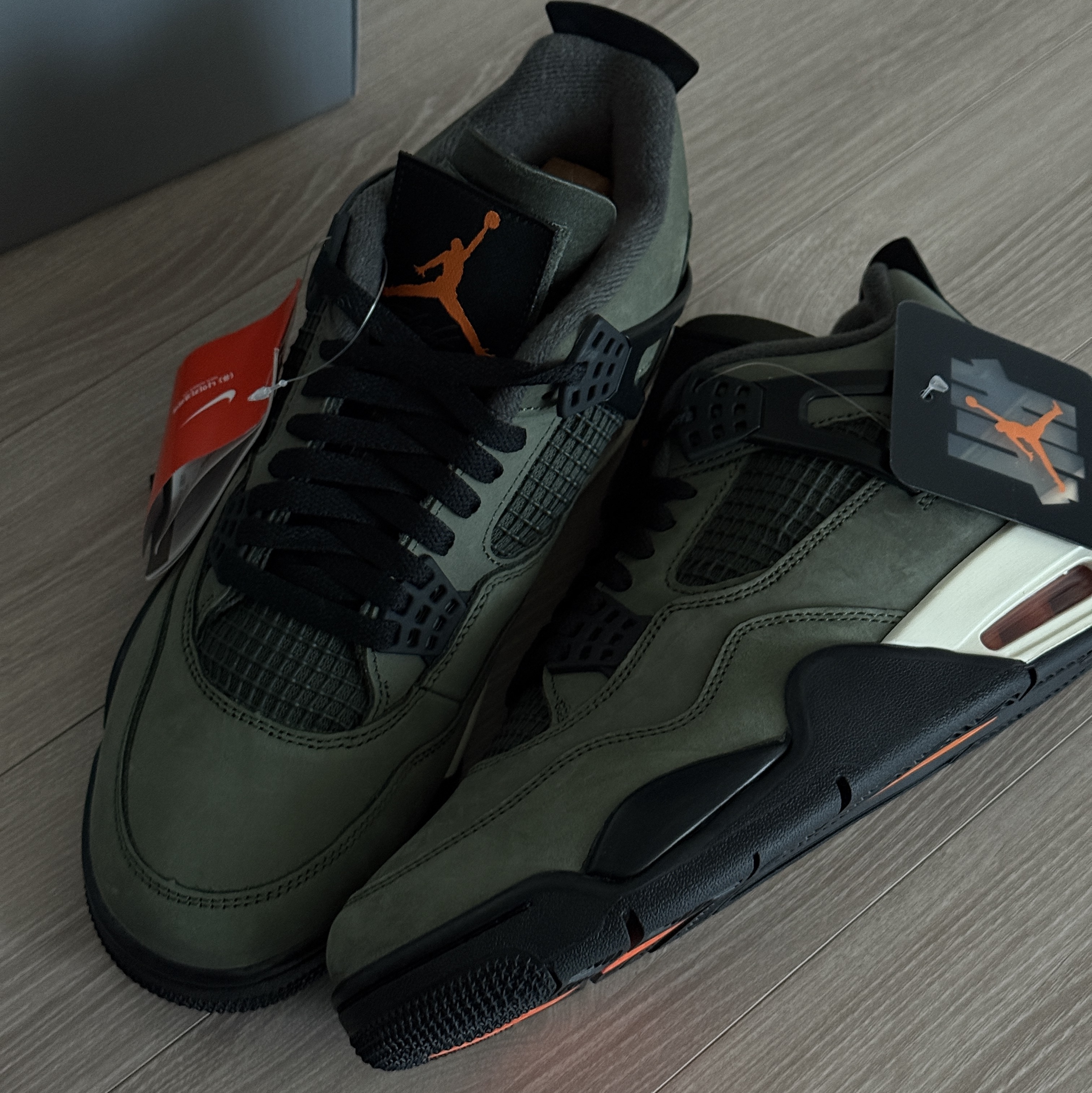 Jordan 4 x Undefeated Retro OG SP Deep Green and Clementine 착용 스타일