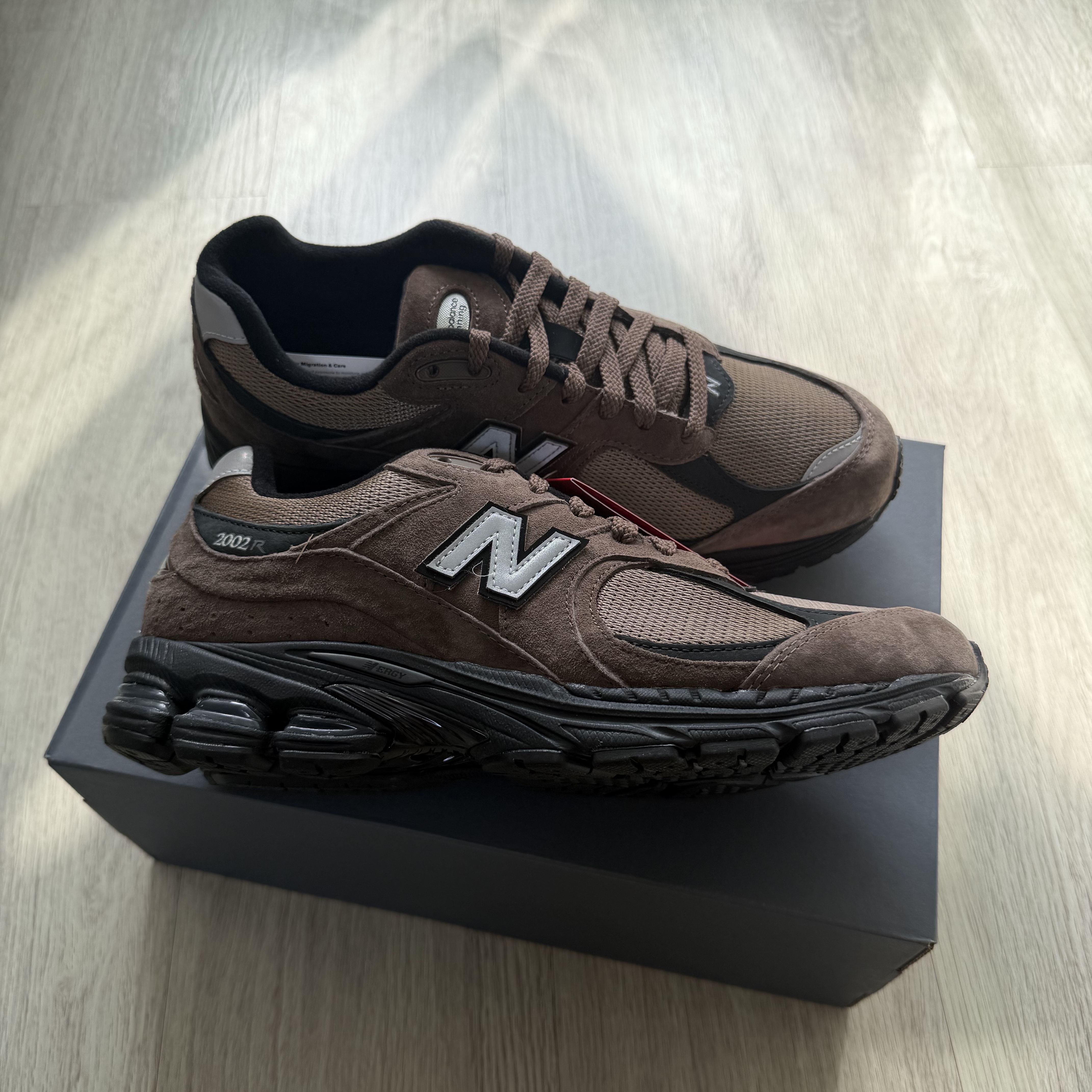 New Balance 2002R Brown Black 착용 스타일 - 1