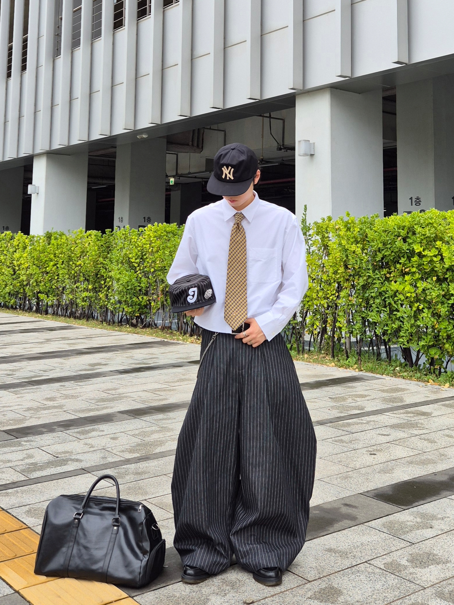 Dr. Martens Adrian Smooth Black 착용 스타일 - 5