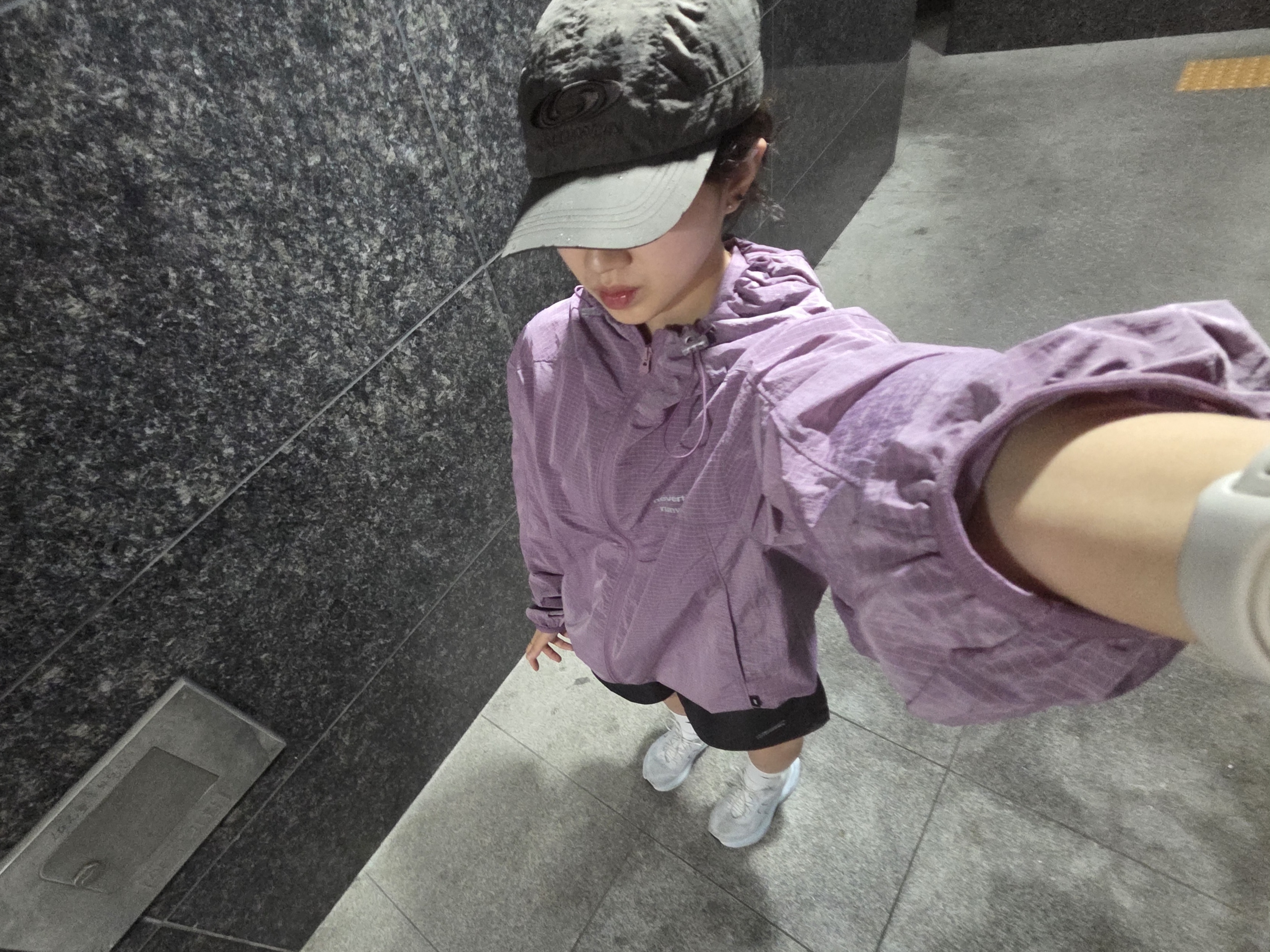 [KREAM 단독] runwhither Windbreaker Jacket V2 Purple, [KREAM 단독] runwhither Womens 3inch Shorts Black 착용 스타일 - 1