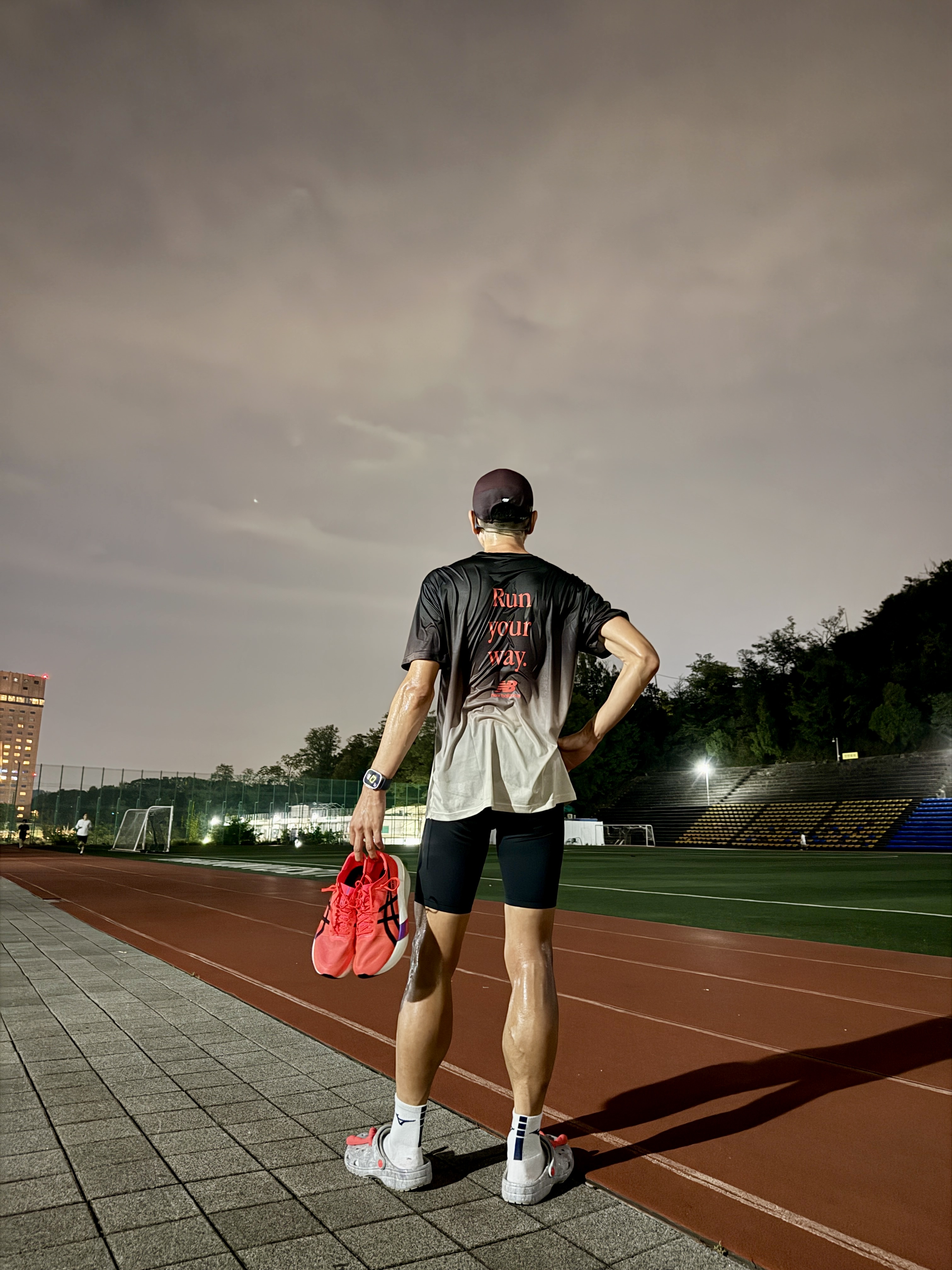 Asics Metaspeed Edge Tokyo Flash Red Black, Crocs x Staple Classic Clog Grey Red 착용 스타일