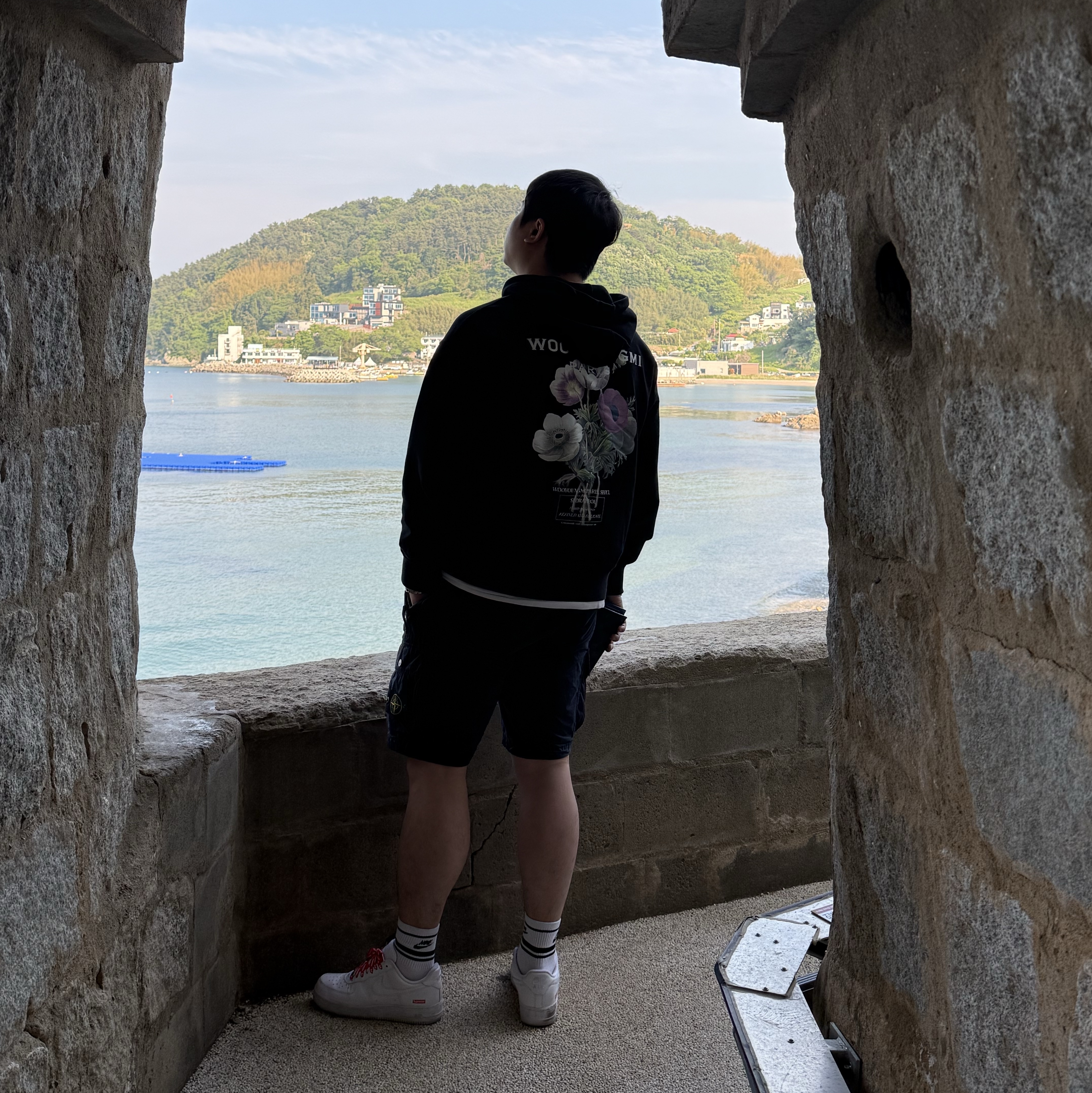 Wooyoungmi Flower Back Logo Hoodie Black - 23FW, Stone Island 6200012 Organic Cotton Fleece Pocket Details Cargo Bermuda Shorts Black - 25SS 착용 스타일