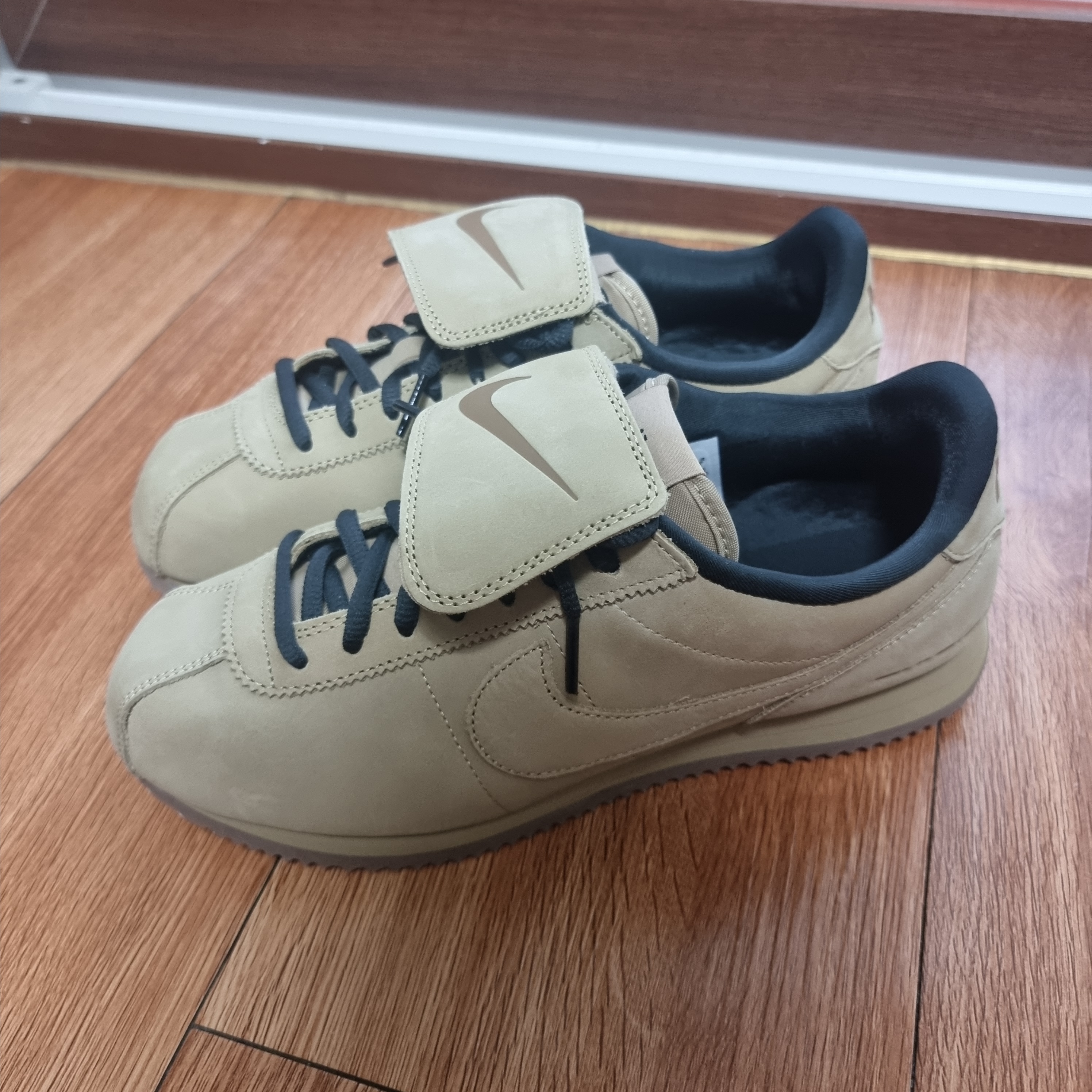 Nike Cortez Leather SE Parachute Beige Off Noir 착용 스타일 - 4