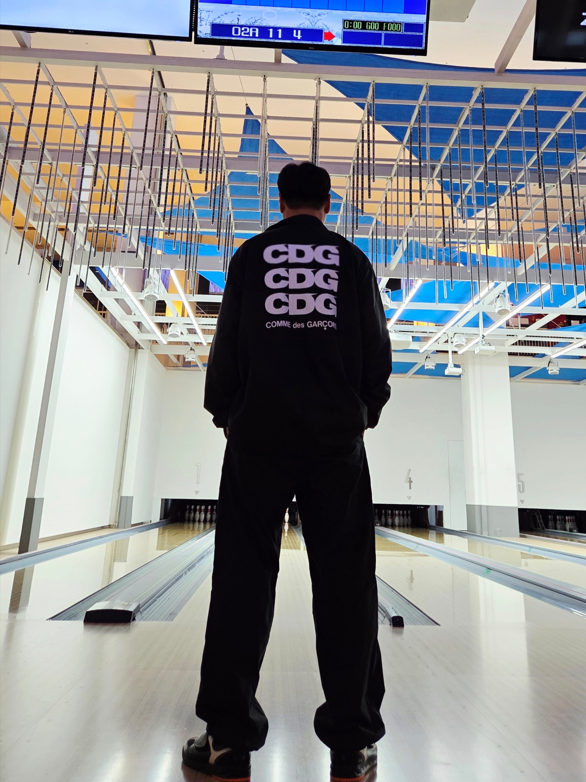 CDG Logo Coach Jacket Black 착용 스타일