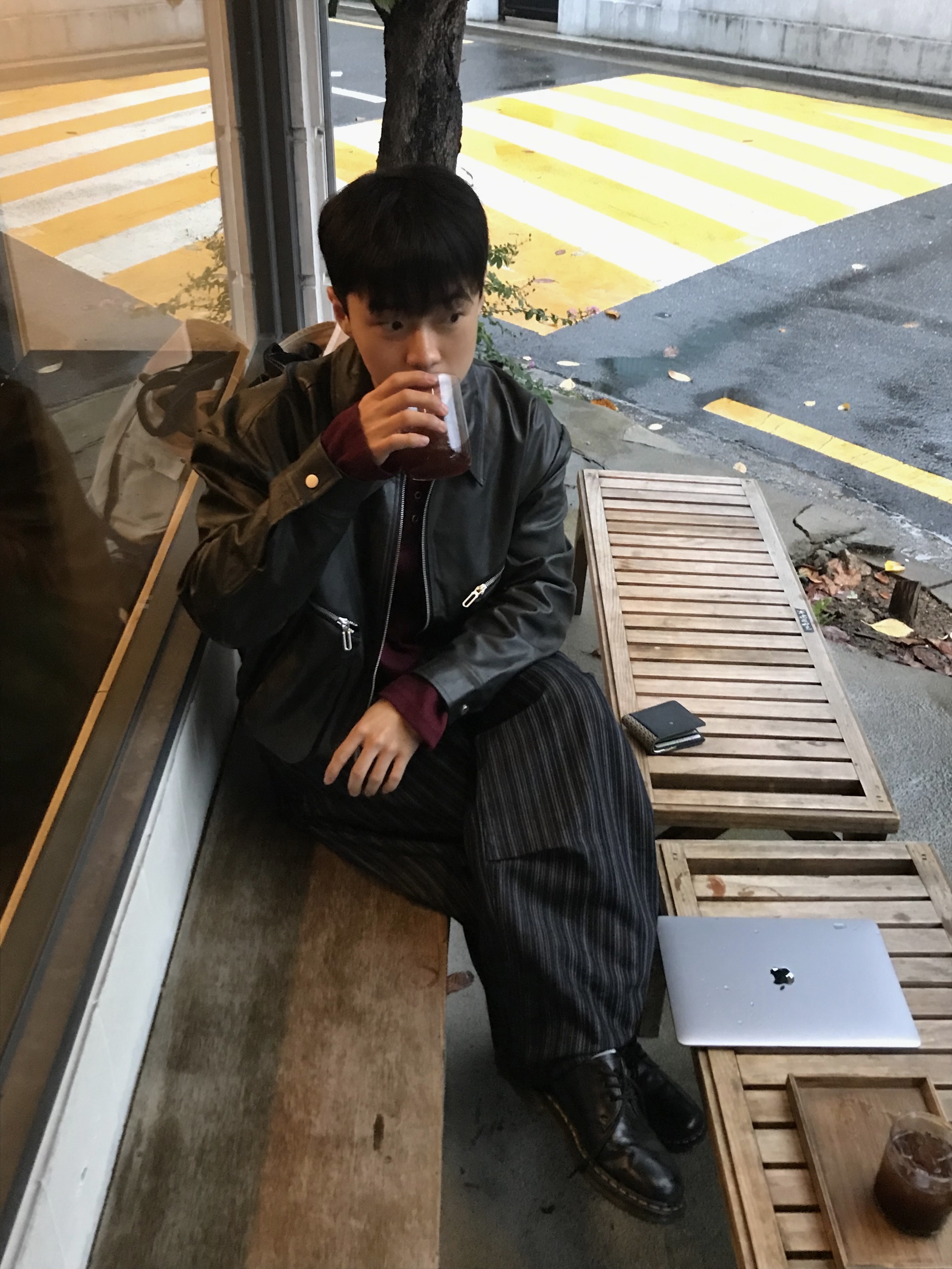 Dr. Martens 1461 Smooth Black, A.P.C. Daniela Shopping Bag Indigo 착용 스타일 - 3