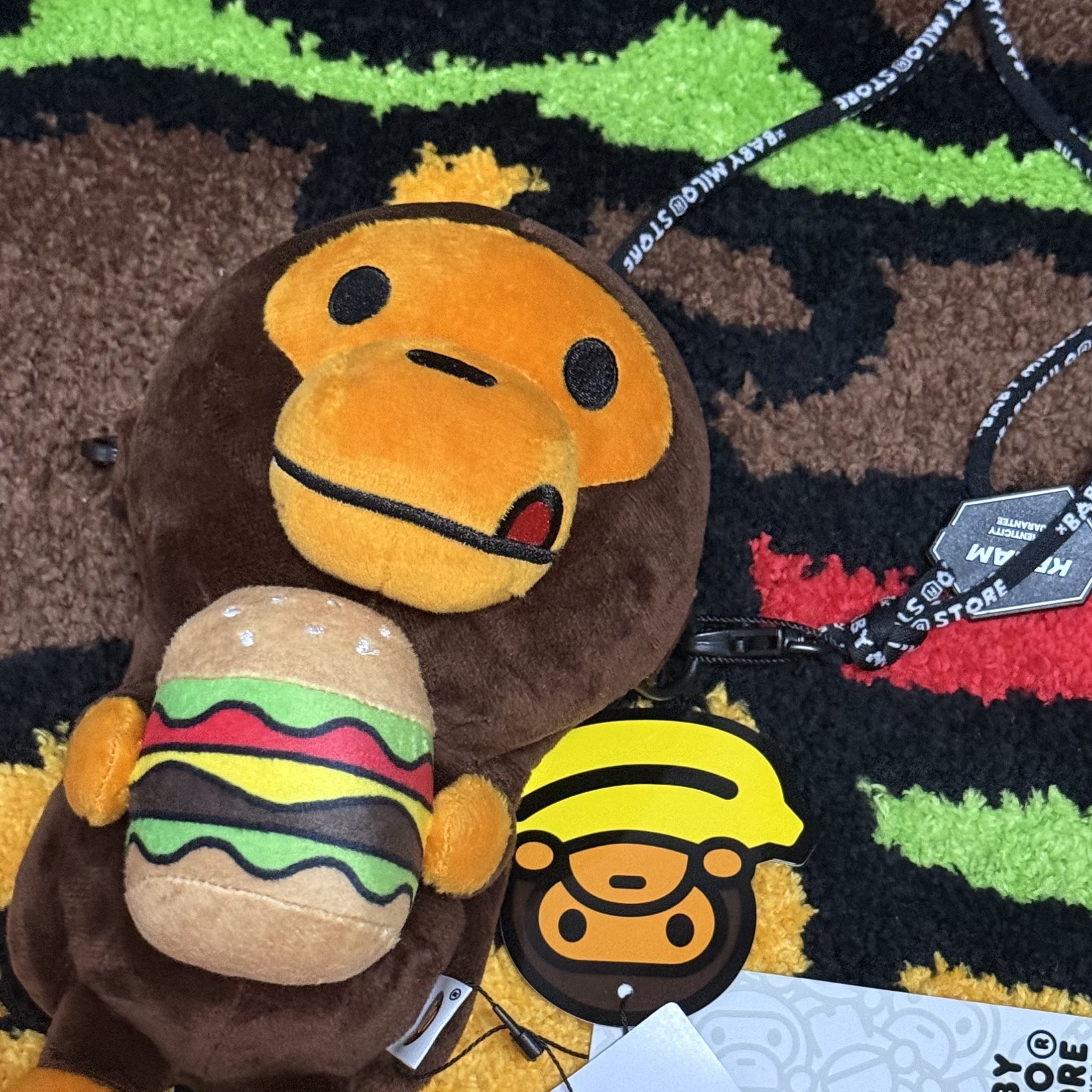 BAPE Baby Milo Mobile Bag 1 Brown, BAPE Baby Milo Hamburger Rug Brown 착용 스타일
