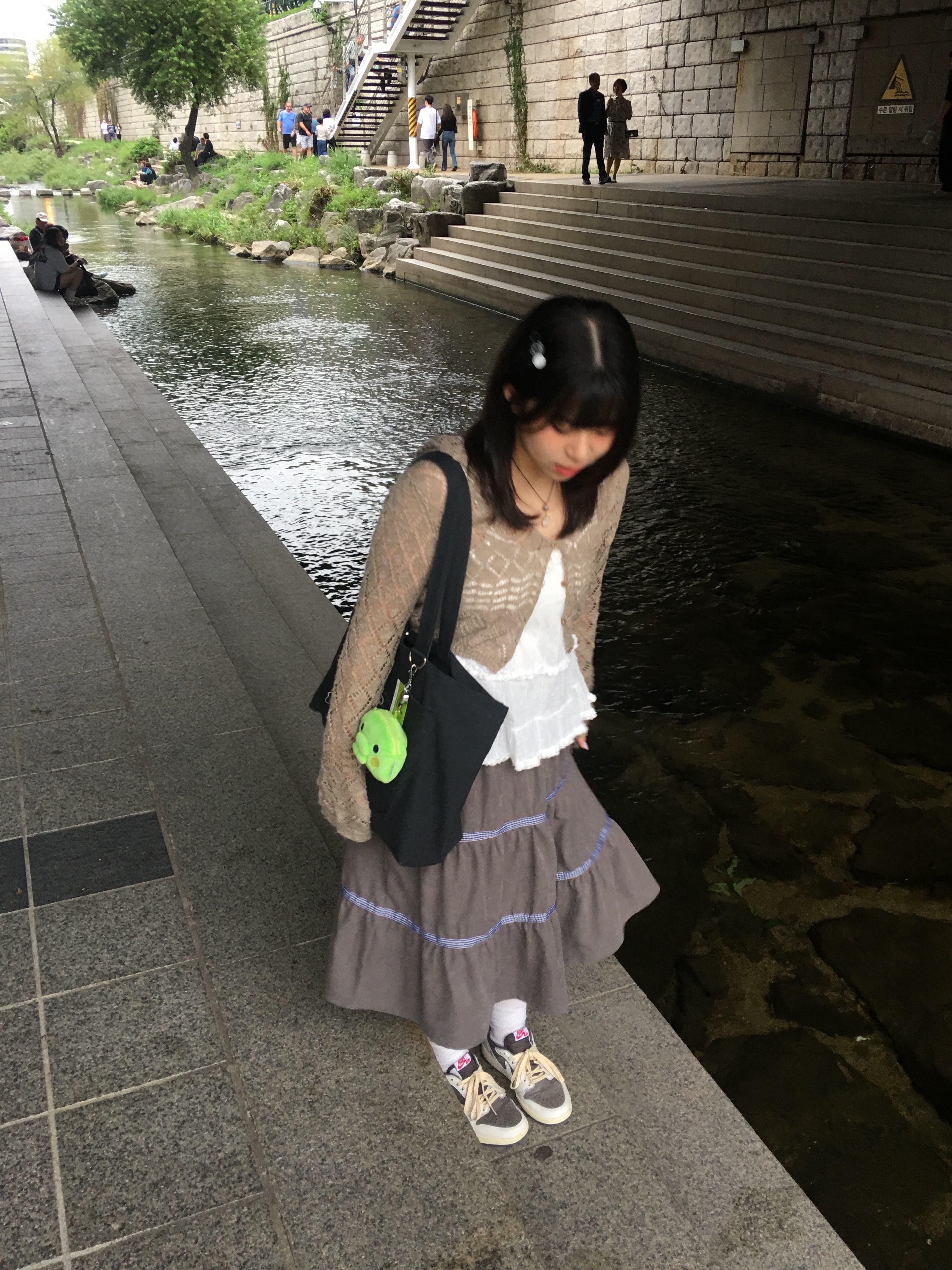 AEAE Check Midi Tiered Skirt Brown, Jordan 1 x Travis Scott Retro Low OG SP Sail and Ridgerock 착용 스타일 - 1