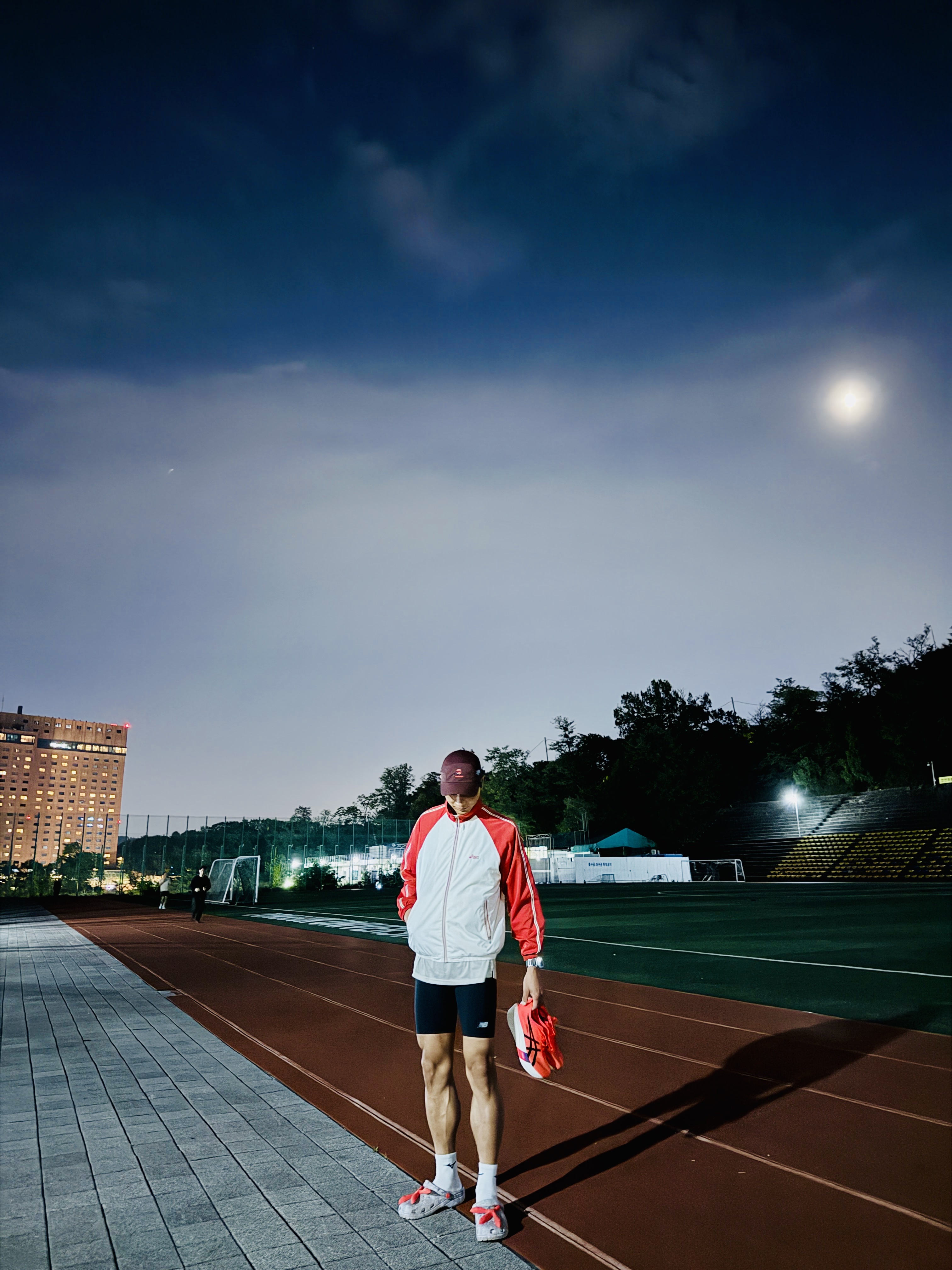 Asics Metaspeed Edge Tokyo Flash Red Black, Crocs x Staple Classic Clog Grey Red 착용 스타일