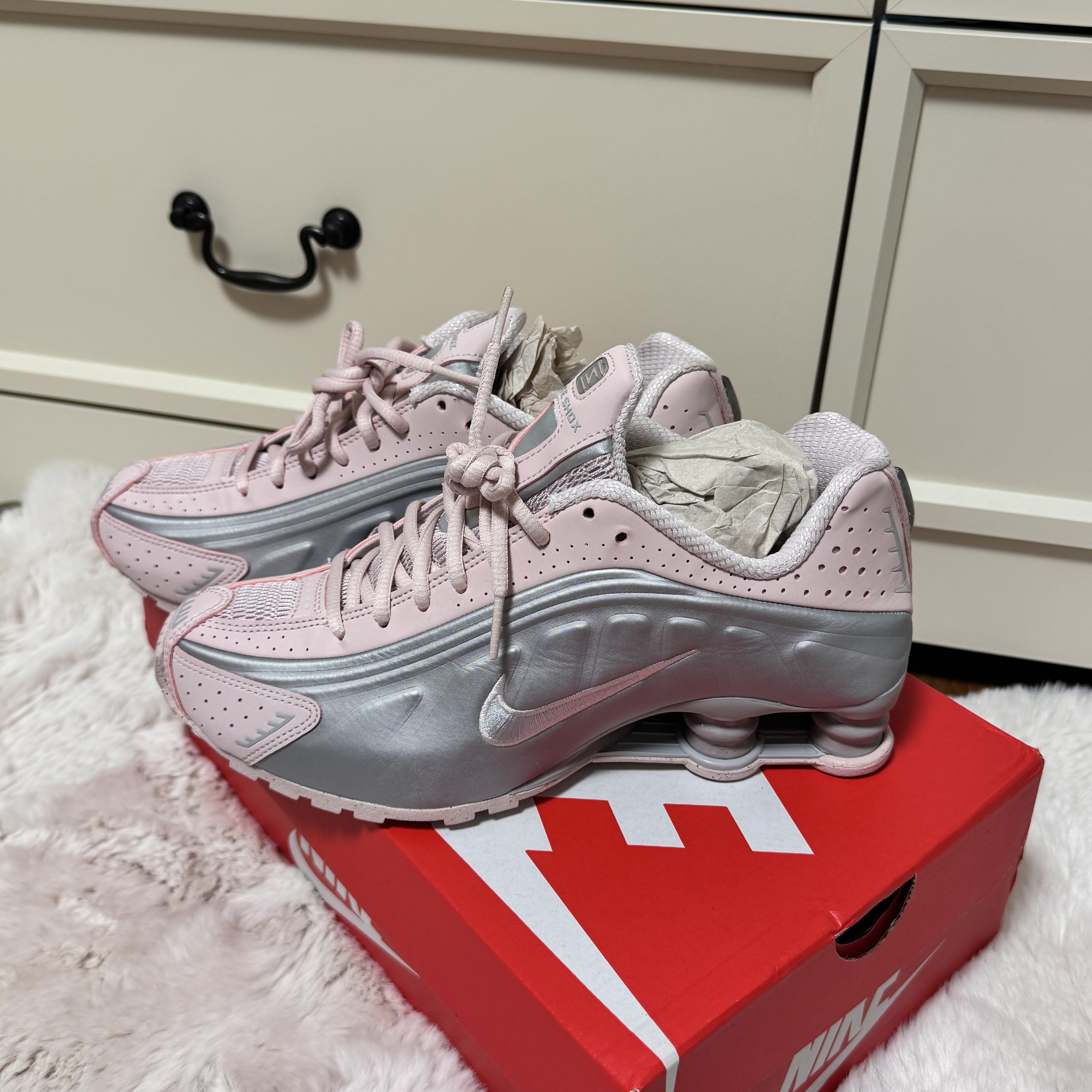 (W) Nike Shox R4 Barely Rose Metallic Platinum 착용 스타일 - 1