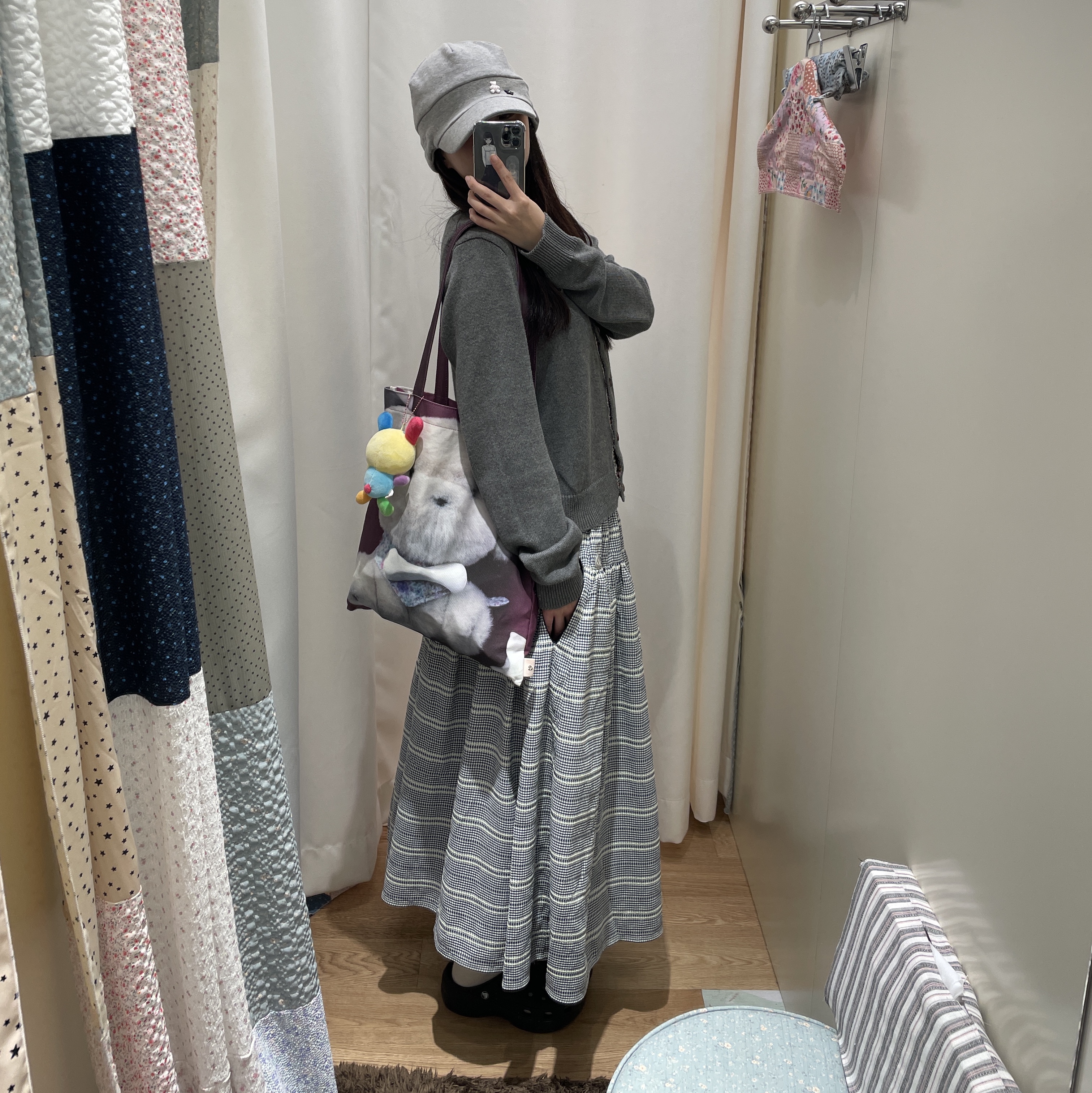 COYSEIO Wide Shirring Skirt Navy, COYSEIO Flower Placket Cardigan Grey 착용 스타일