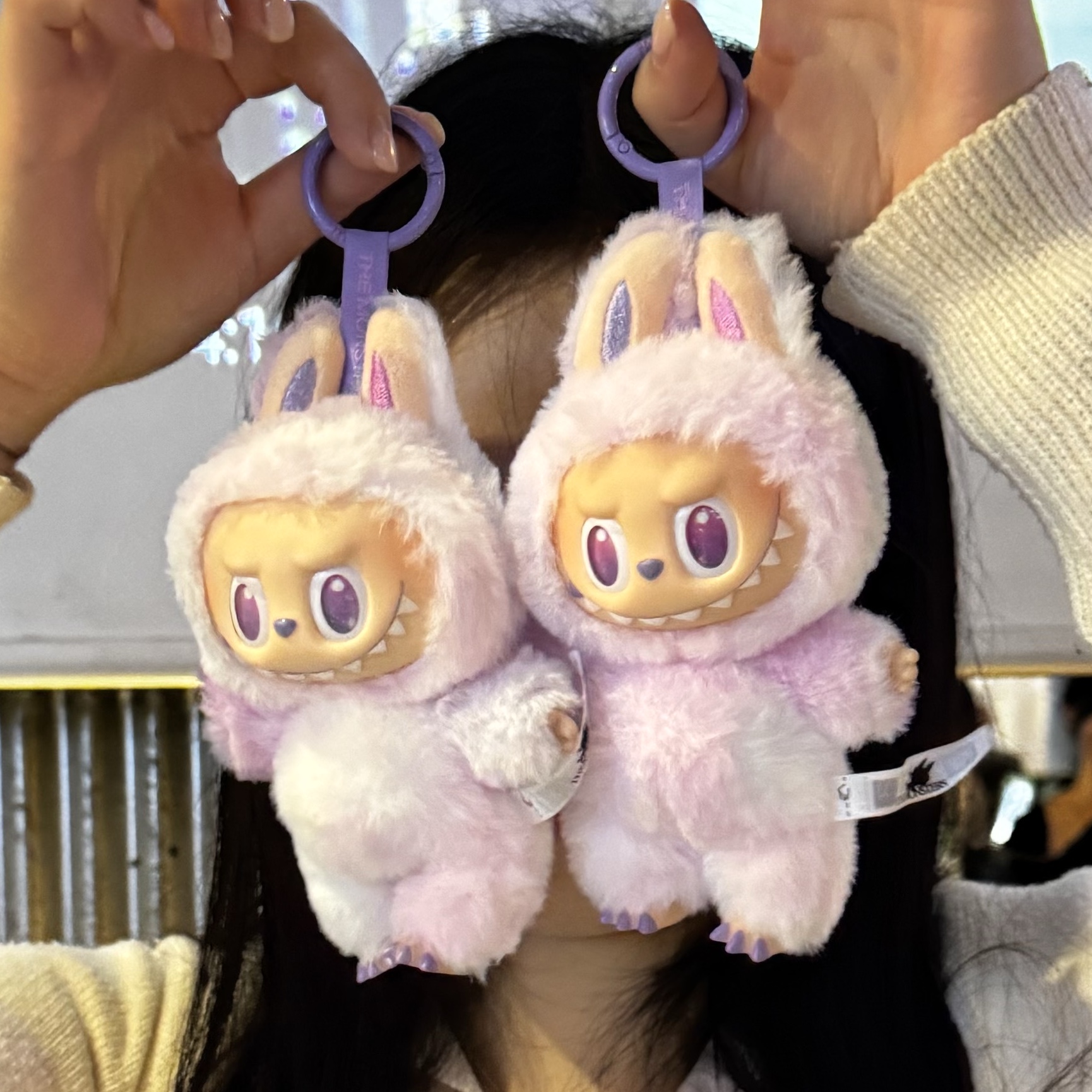 Pop Mart Labubu The Monsters Highlight Series Sealed Case (Bundle of 2/1 Blind Box) 착용 스타일