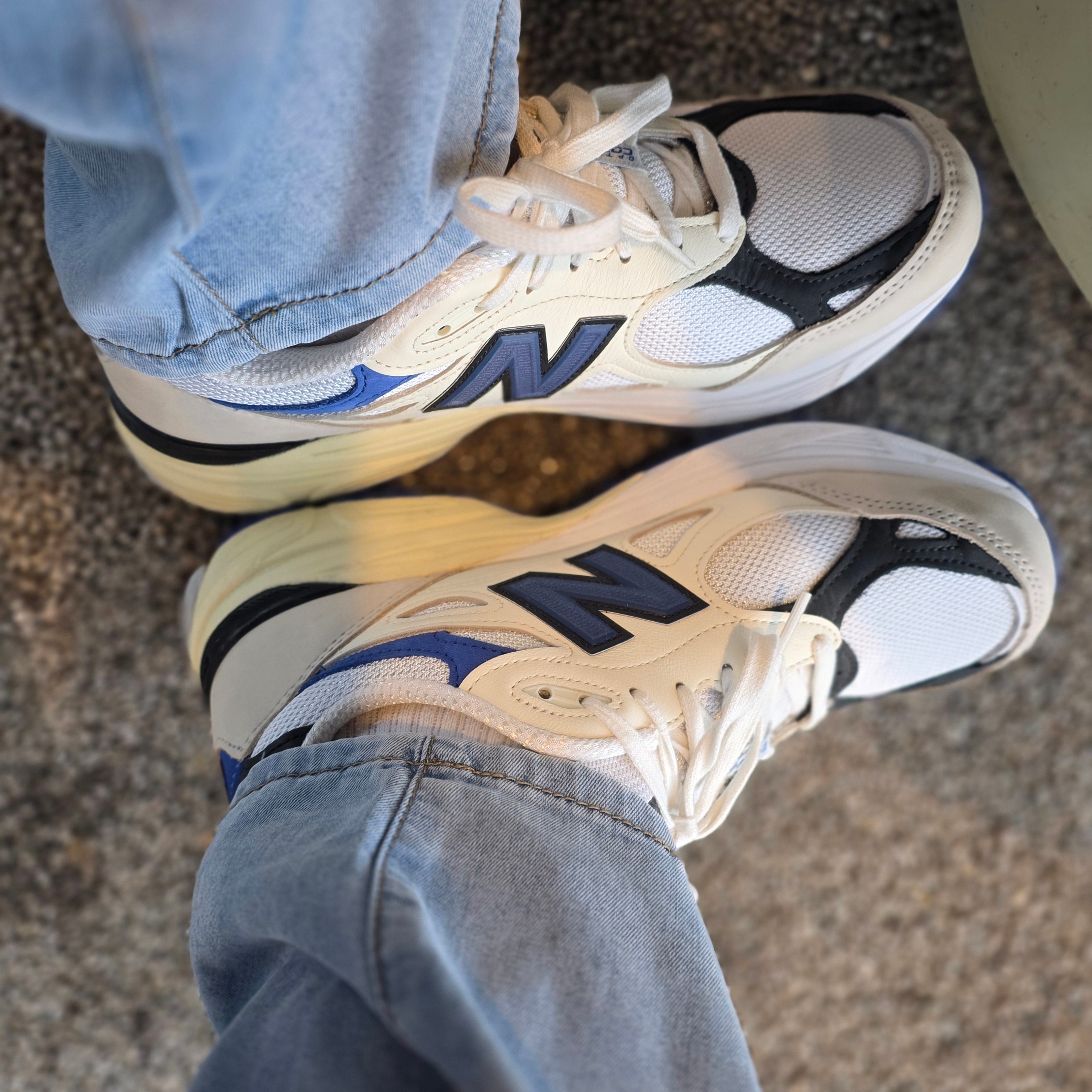 New Balance 990v3 Made in USA White Blue 착용 스타일 - 1