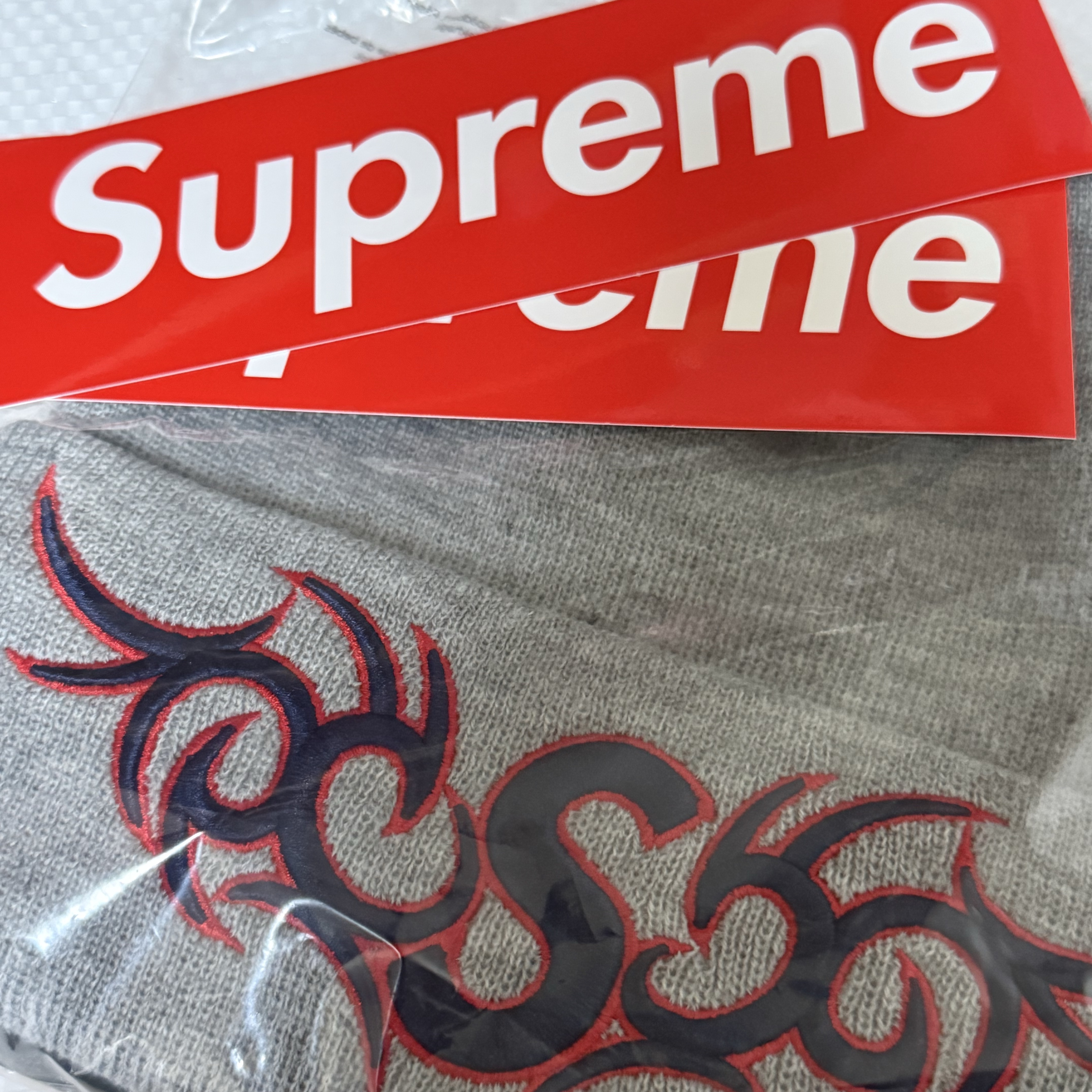 Supreme New Era Tribal S Logo Beanie Heather Grey - 25FW 착용 스타일