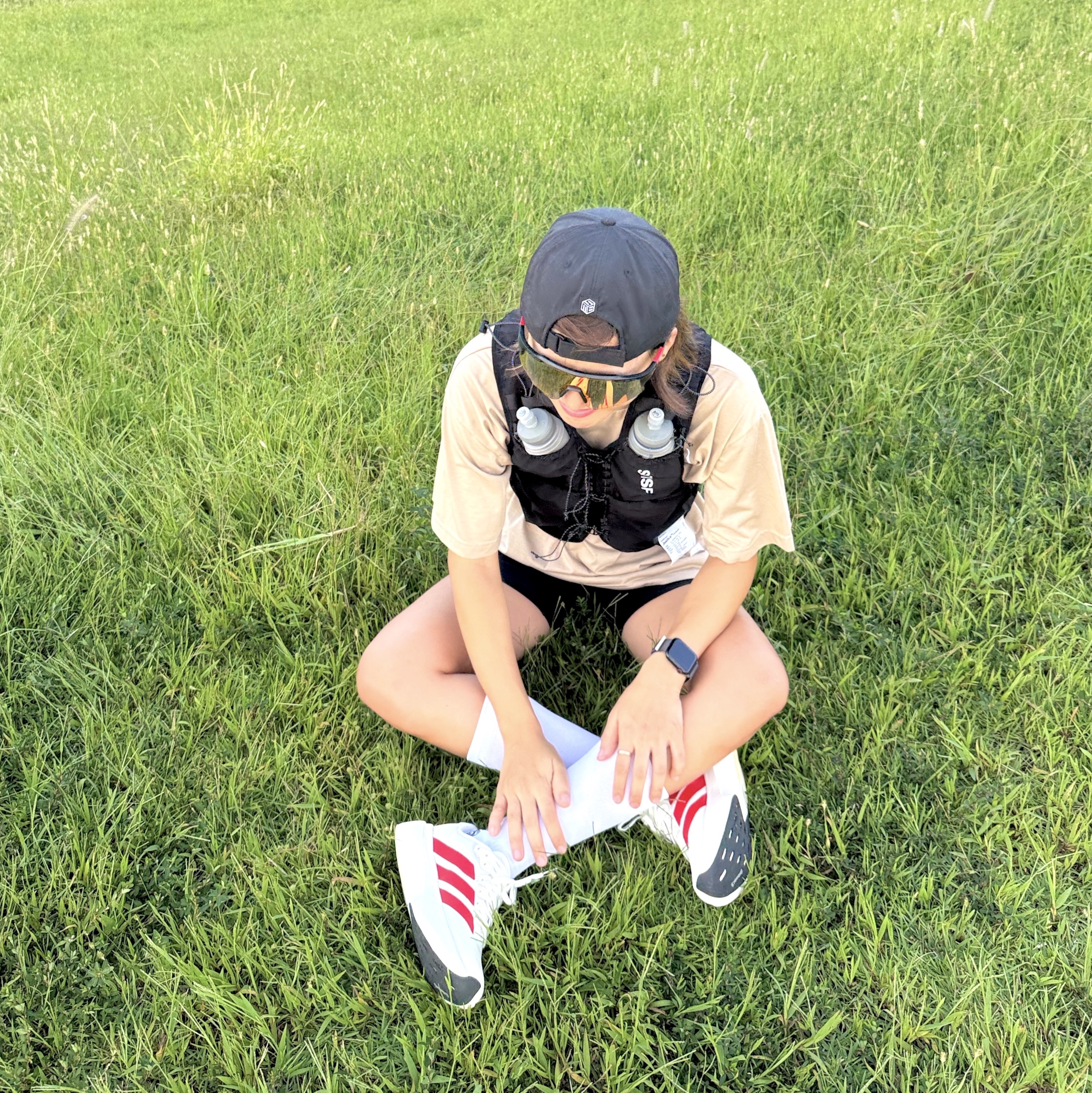 Satisfy Justice Cordura 5L Hydration Vest Black, Adidas Adizero EVO SL Off White Better Scarlet 착용 스타일 - 4