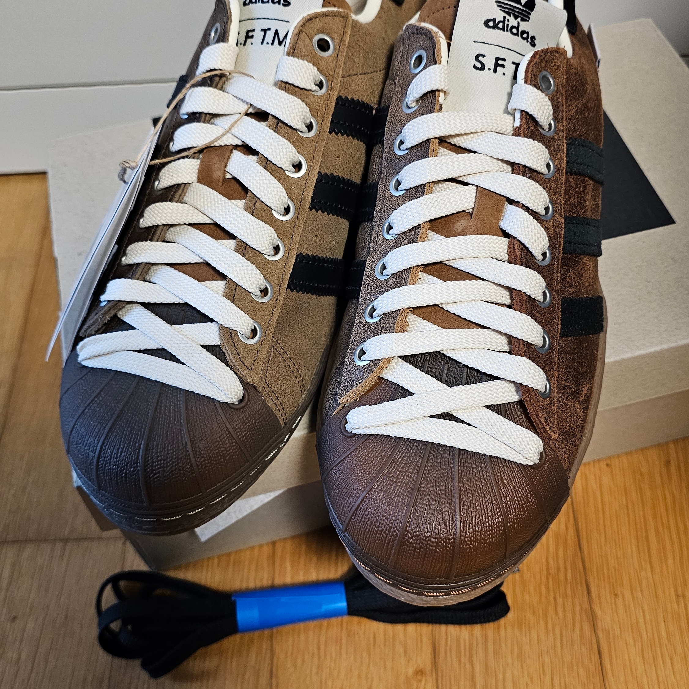 Adidas x Song for the Mute Superstar 82 Khaki Core Black 착용 스타일