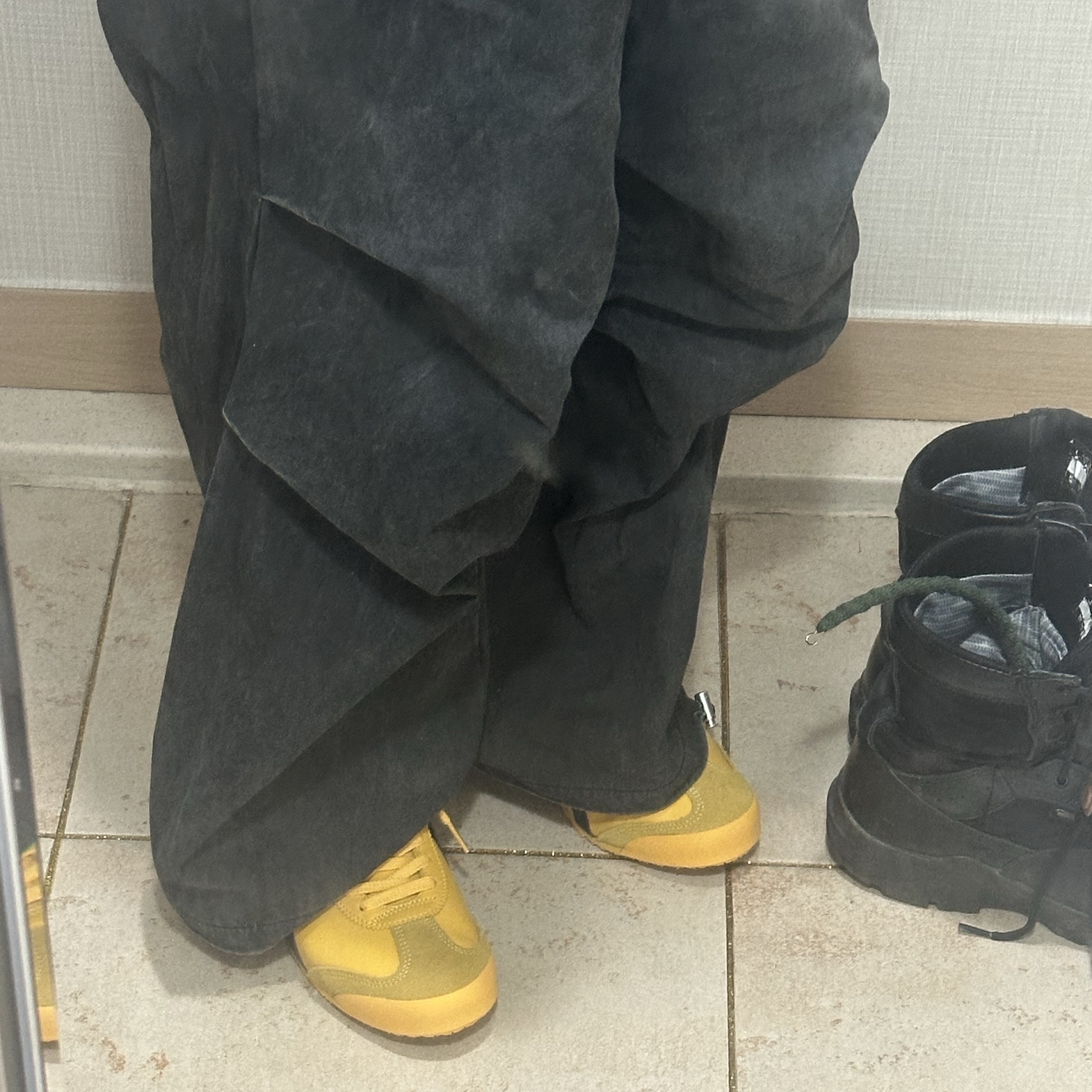 Onitsuka Tiger Mexico 66 Yellow Black 착용 스타일 - 2
