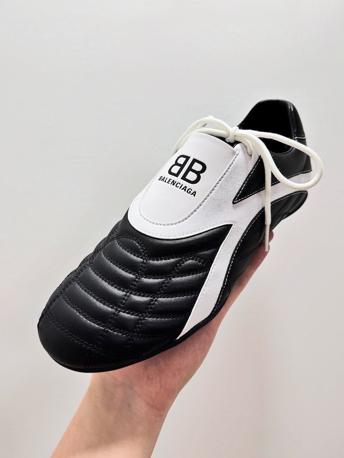 Balenciaga Zen Sneakers Black White 착용 스타일 - 2