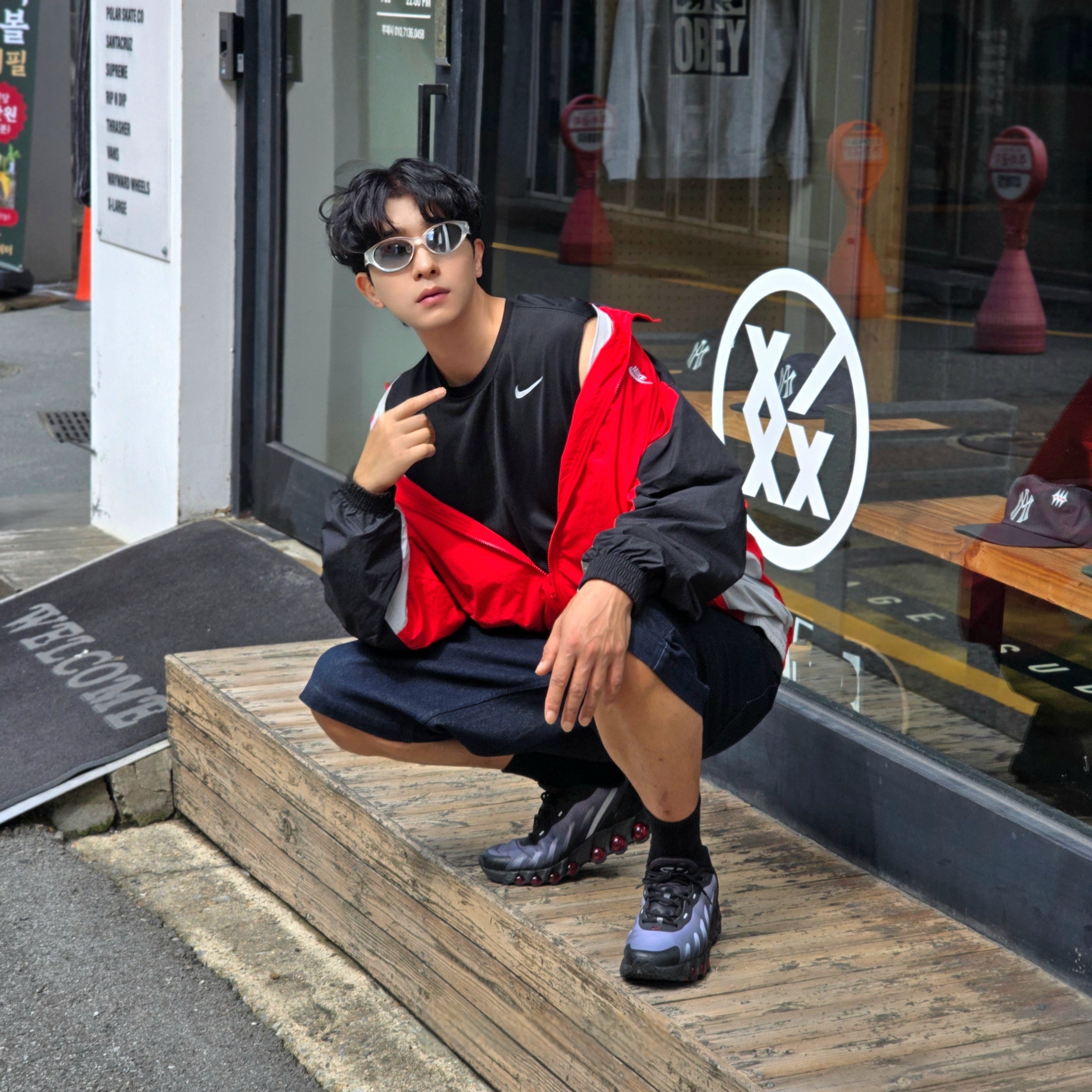 Nike Club Oversized Woven Track Jacket University Red Black - Asia, Nike Dri-Fit Legend Sleeveless Fitness T-Shirt Black - Asia 착용 스타일 - 1