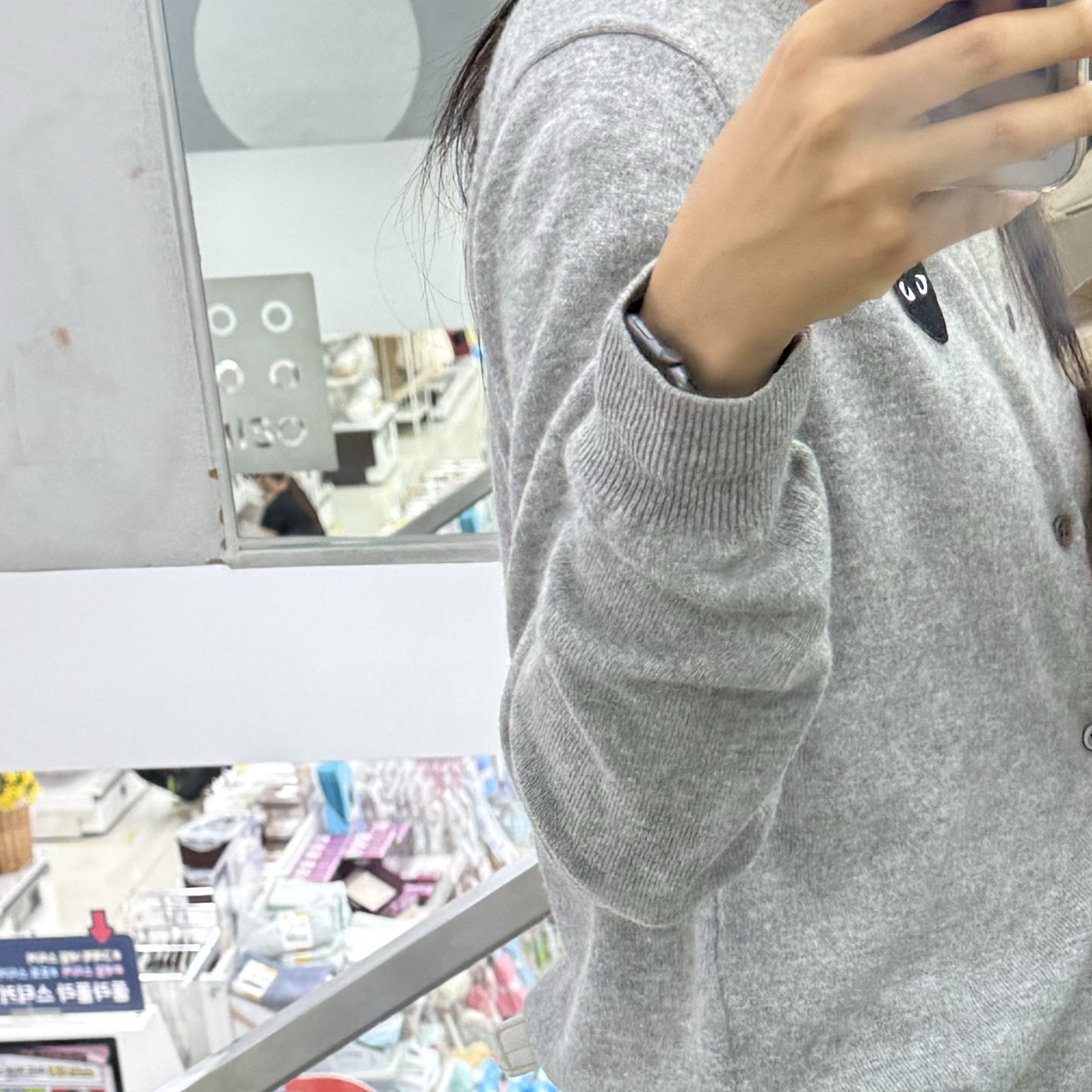 Play Comme des Garcons Black Heart Knit Cardigan Grey 착용 스타일