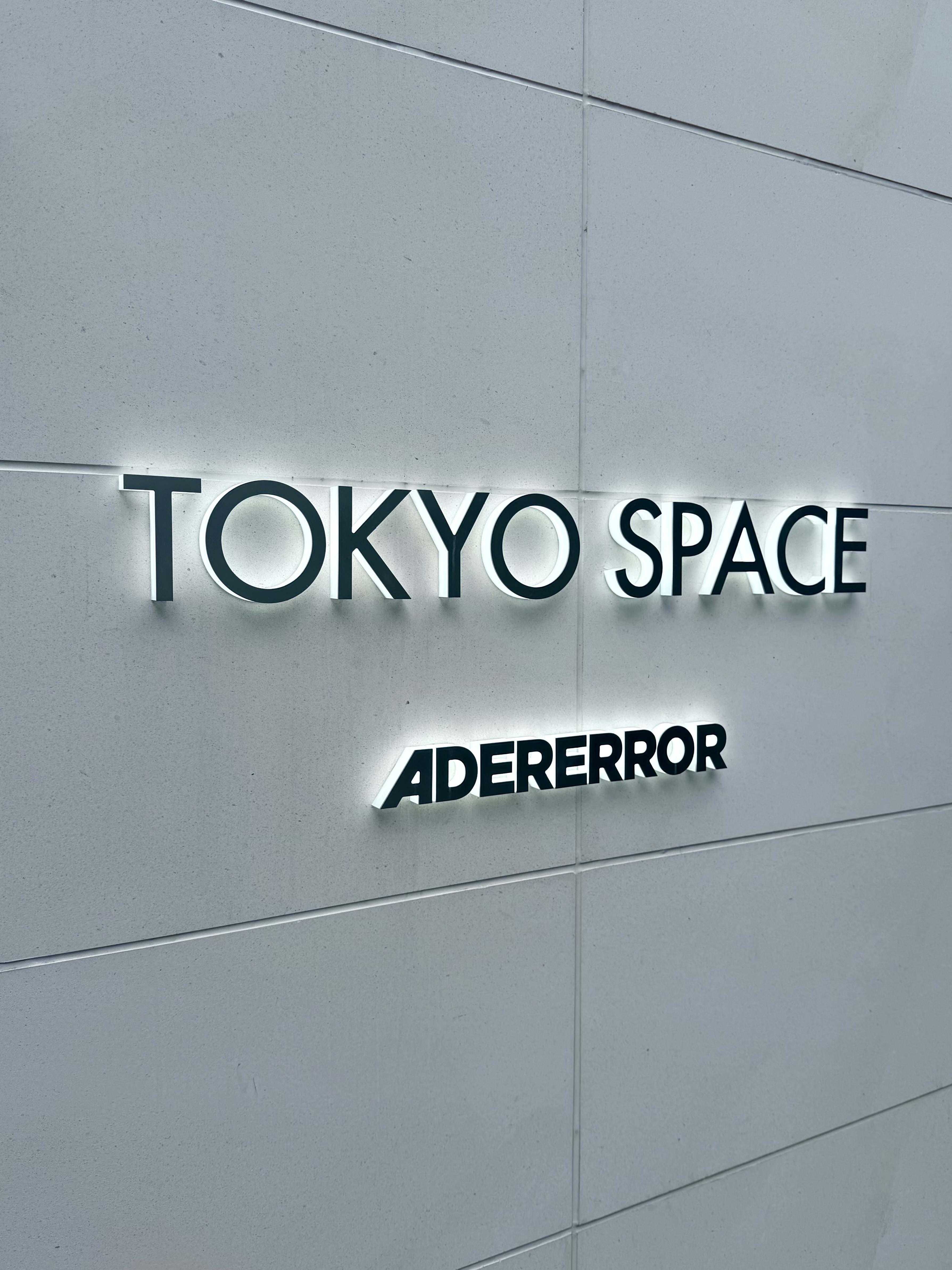 Ader Error Ball Cap Black - Tokyo Space Exclusive, Ader Error Graphic T-Shirts White - Tokyo Space Exclusive 착용 스타일 - 2