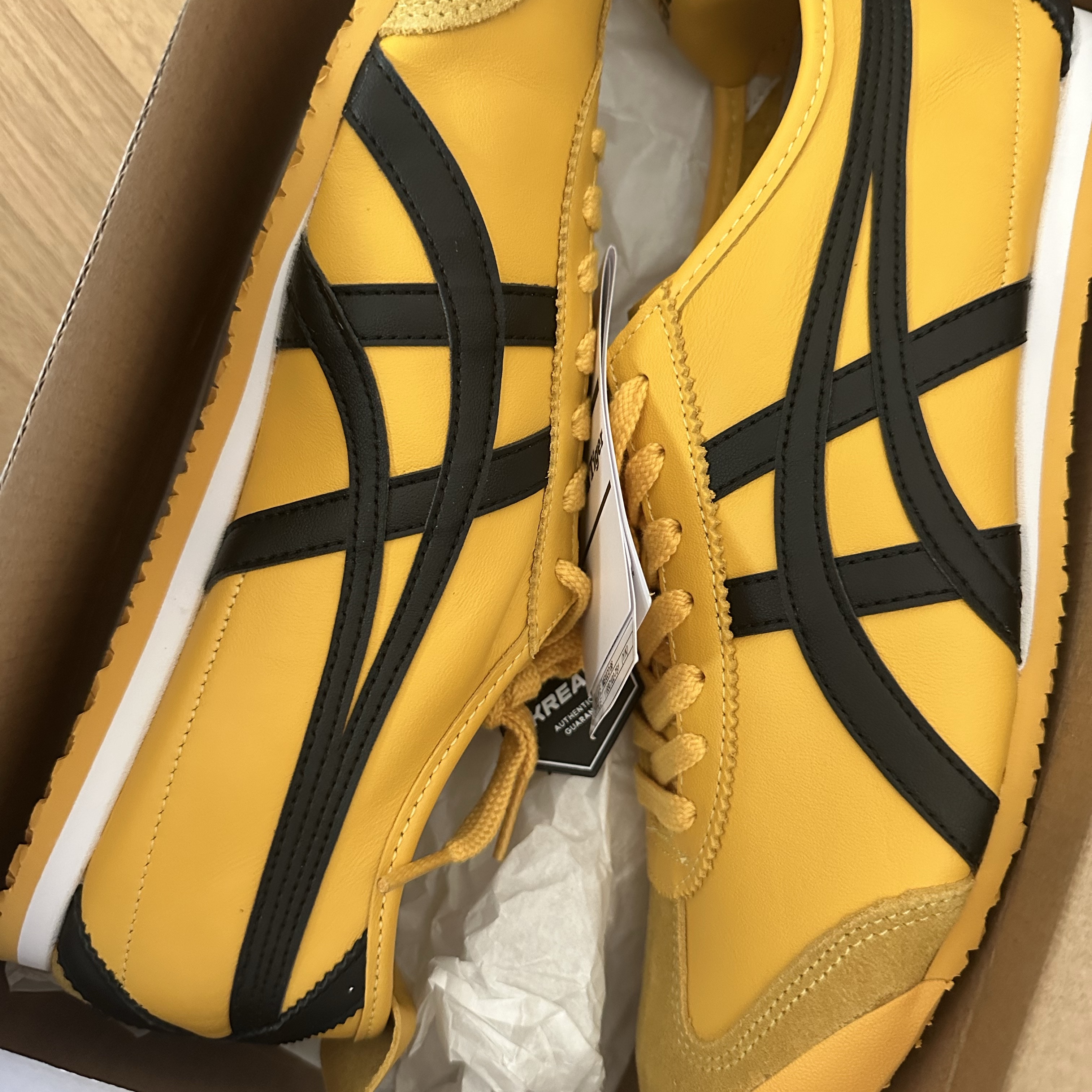 Onitsuka Tiger Mexico 66 Yellow Black 착용 스타일 - 1