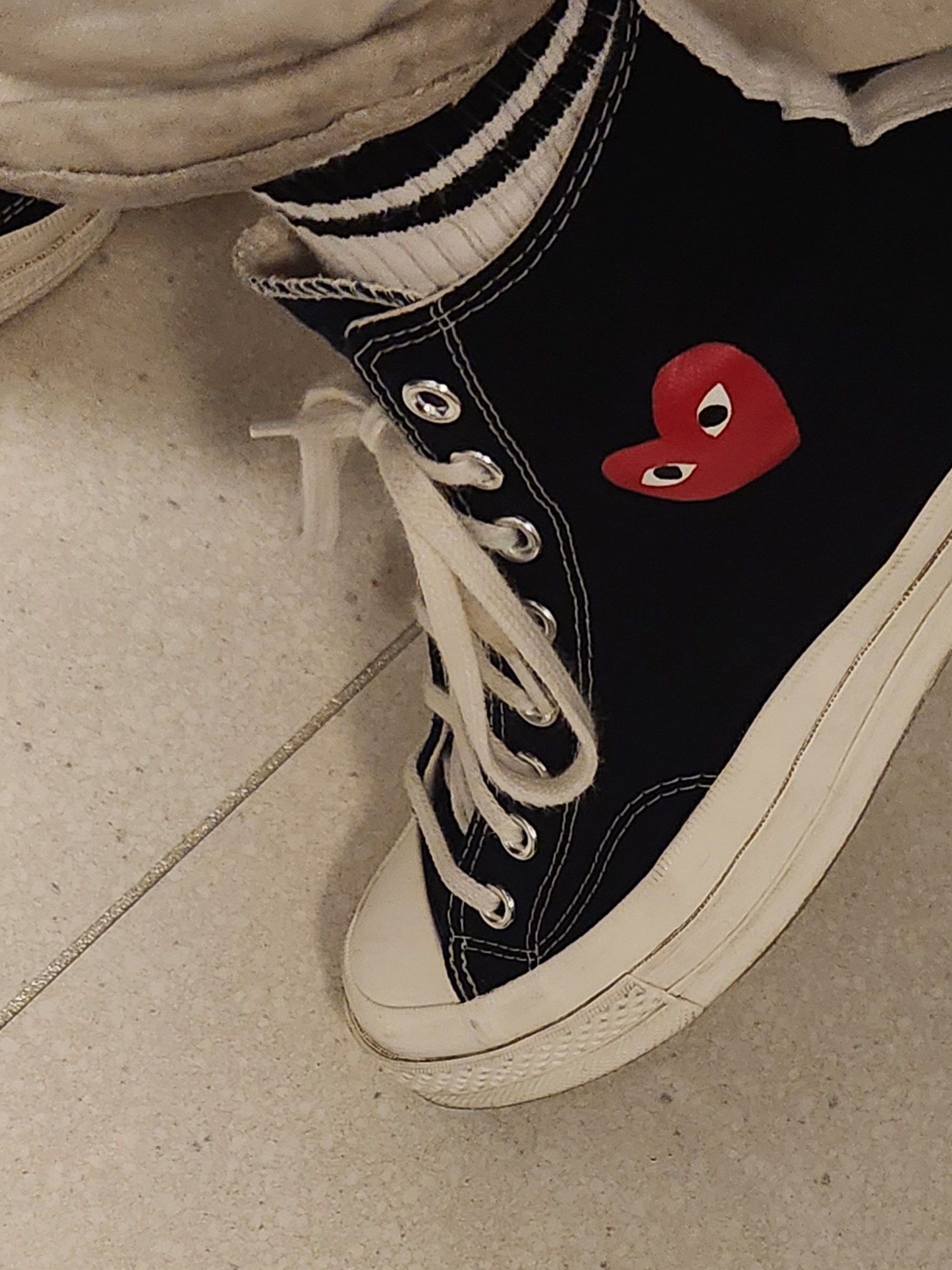 Converse x Play Comme des Garcons Single Heart Chuck 70 Hi Black 착용 스타일 - 4