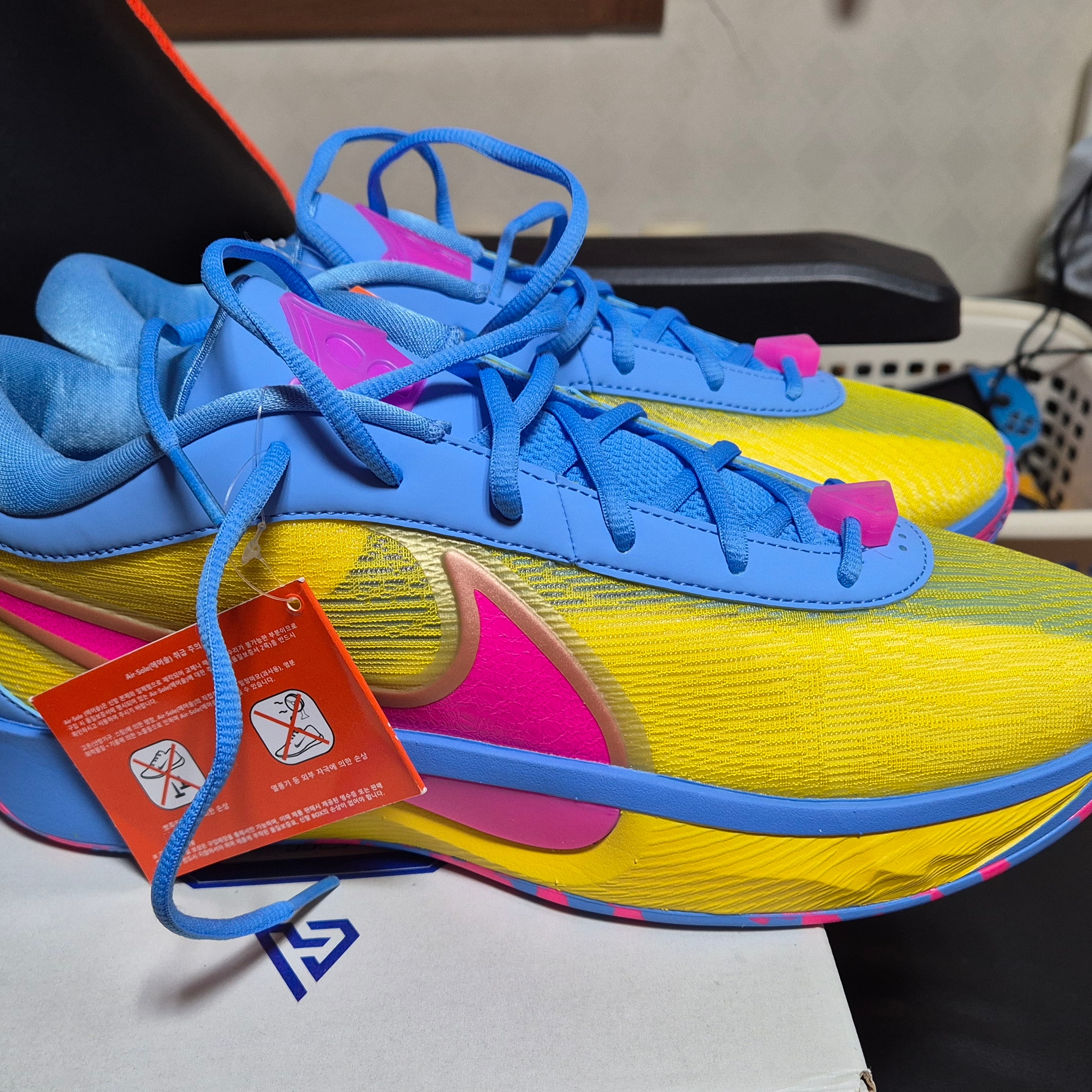 Nike Giannis Freak 6 Candy Funhouse EP University Blue Lightning 착용 스타일 - 1