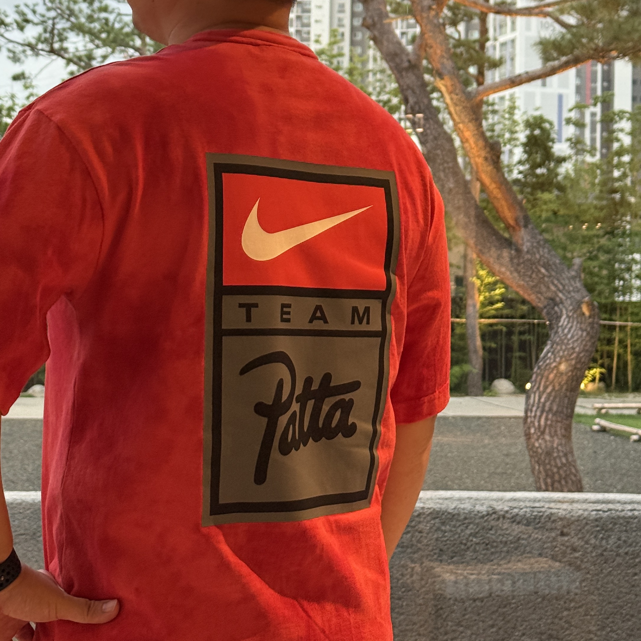 Nike x Patta T-Shirt Rush Red (HQ3907-612) 착용 스타일