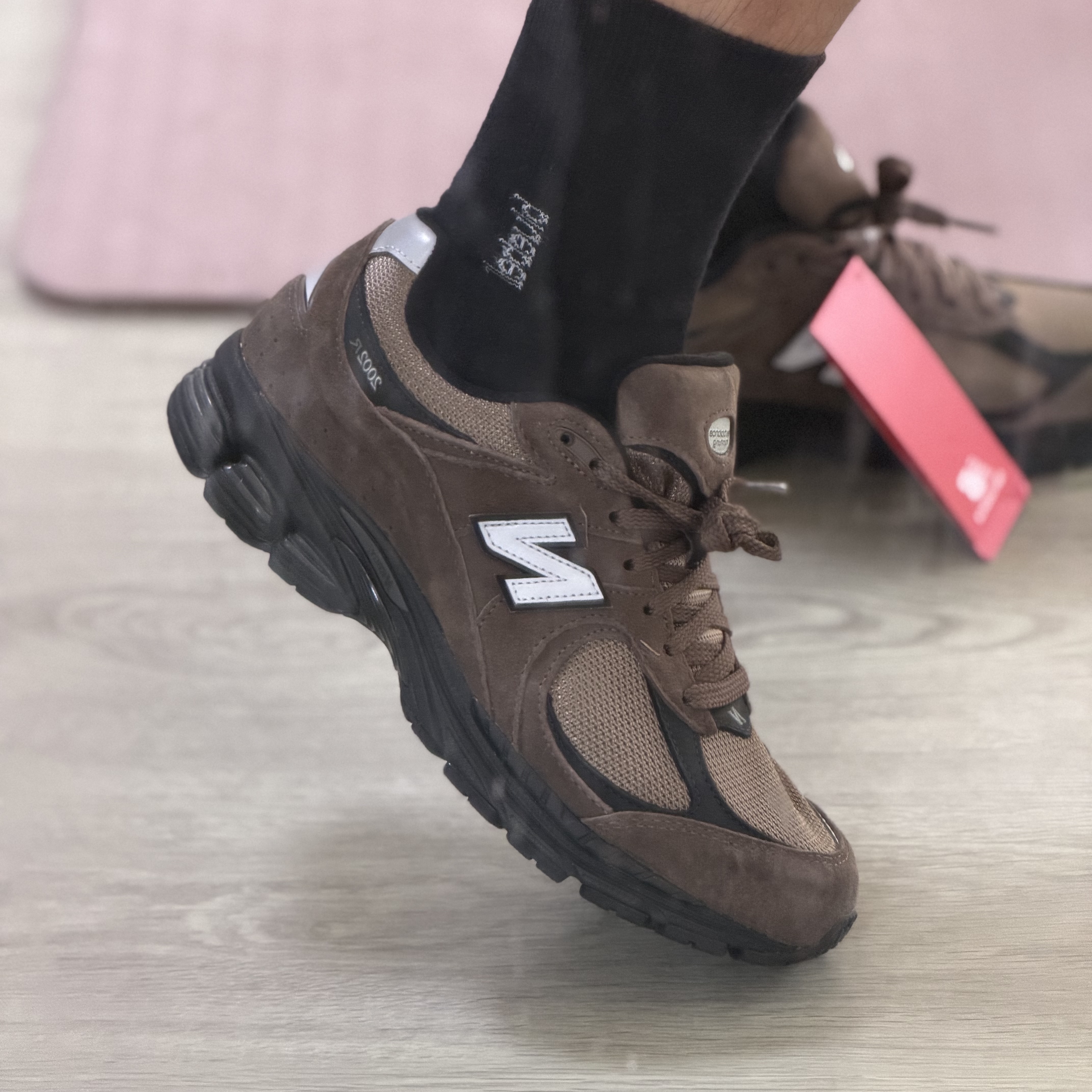 New Balance 2002R Brown Black 착용 스타일 - 2