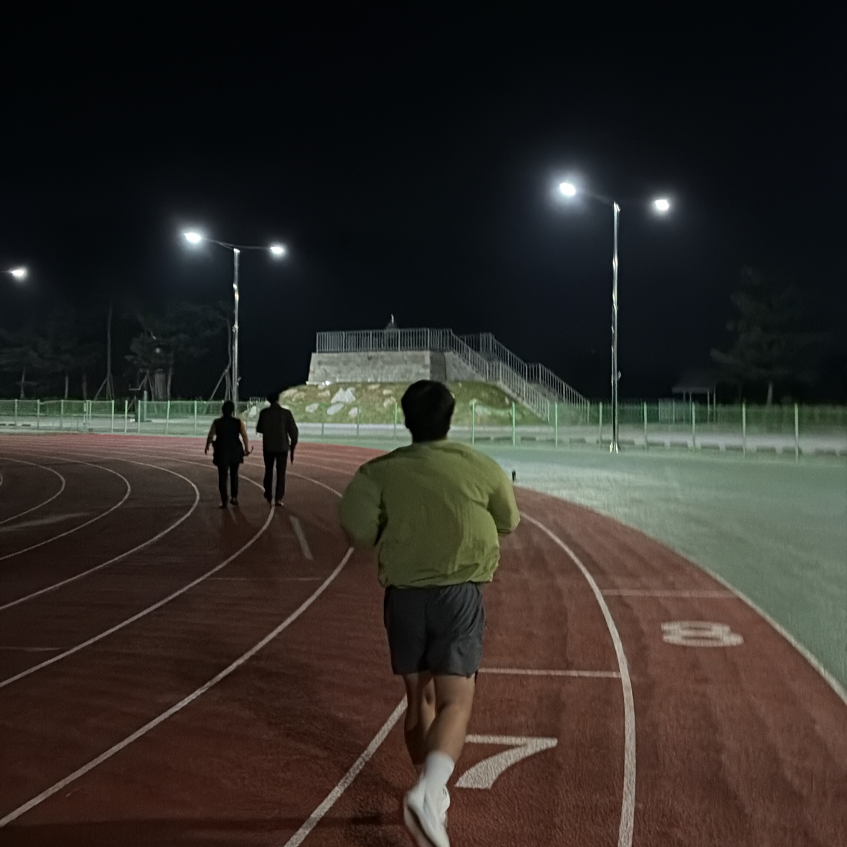 [KREAM 단독] runwhither Windbreaker MTM V2 Lime, Mizuno Neo Vista 2 White Iris Bloom 착용 스타일