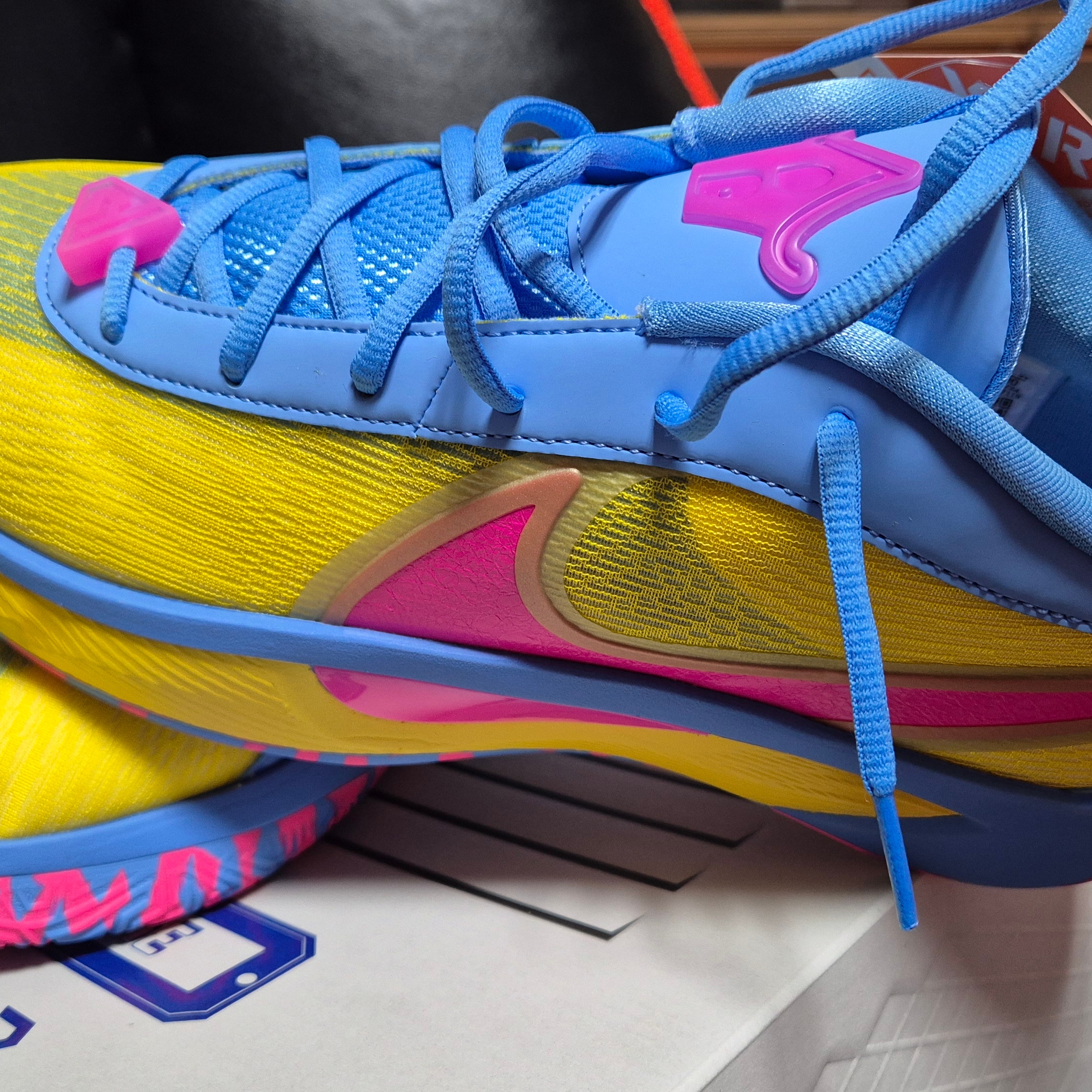 Nike Giannis Freak 6 Candy Funhouse EP University Blue Lightning 착용 스타일 - 3