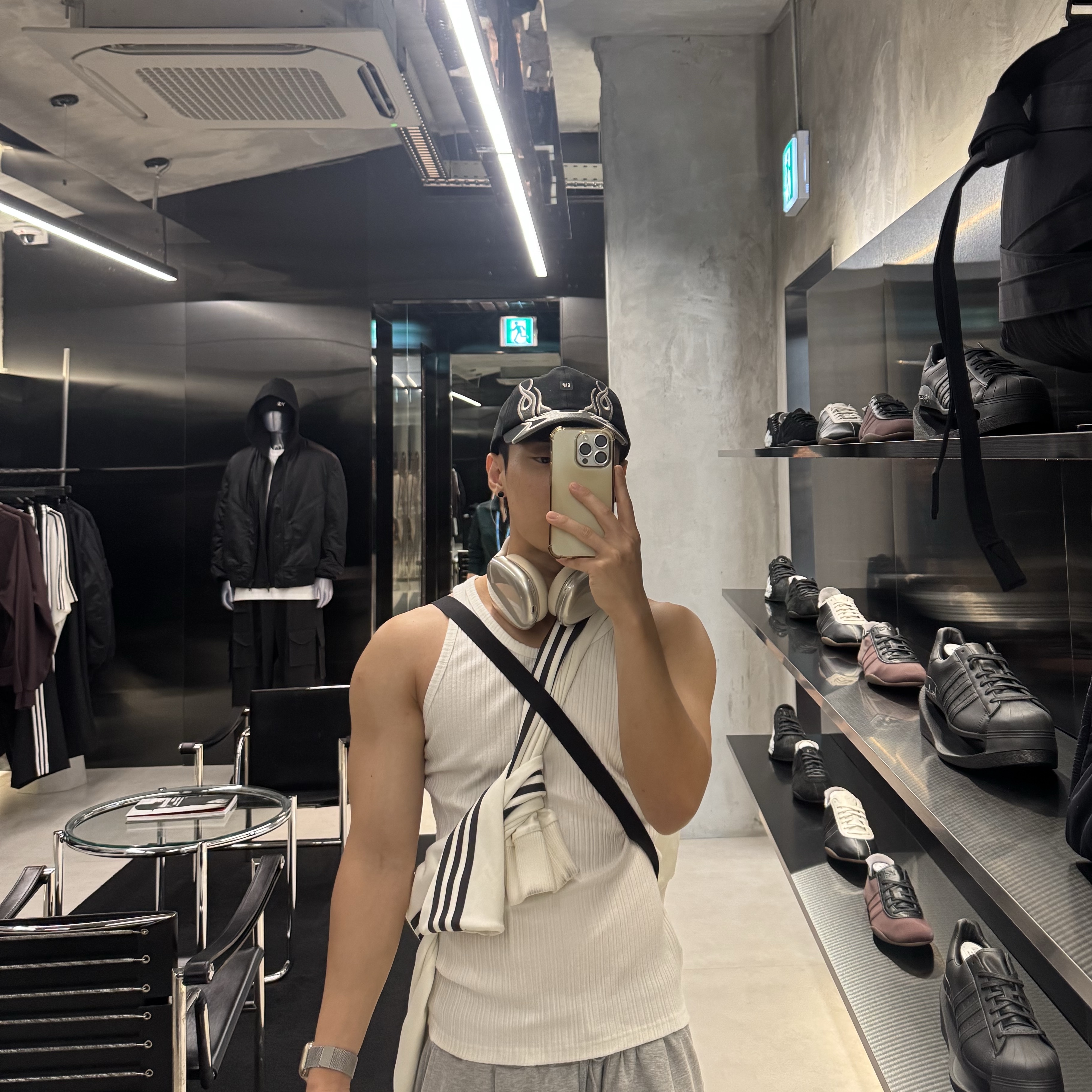 Yeezy Gap Engineered By Balenciaga Flame Cap Black 착용 스타일