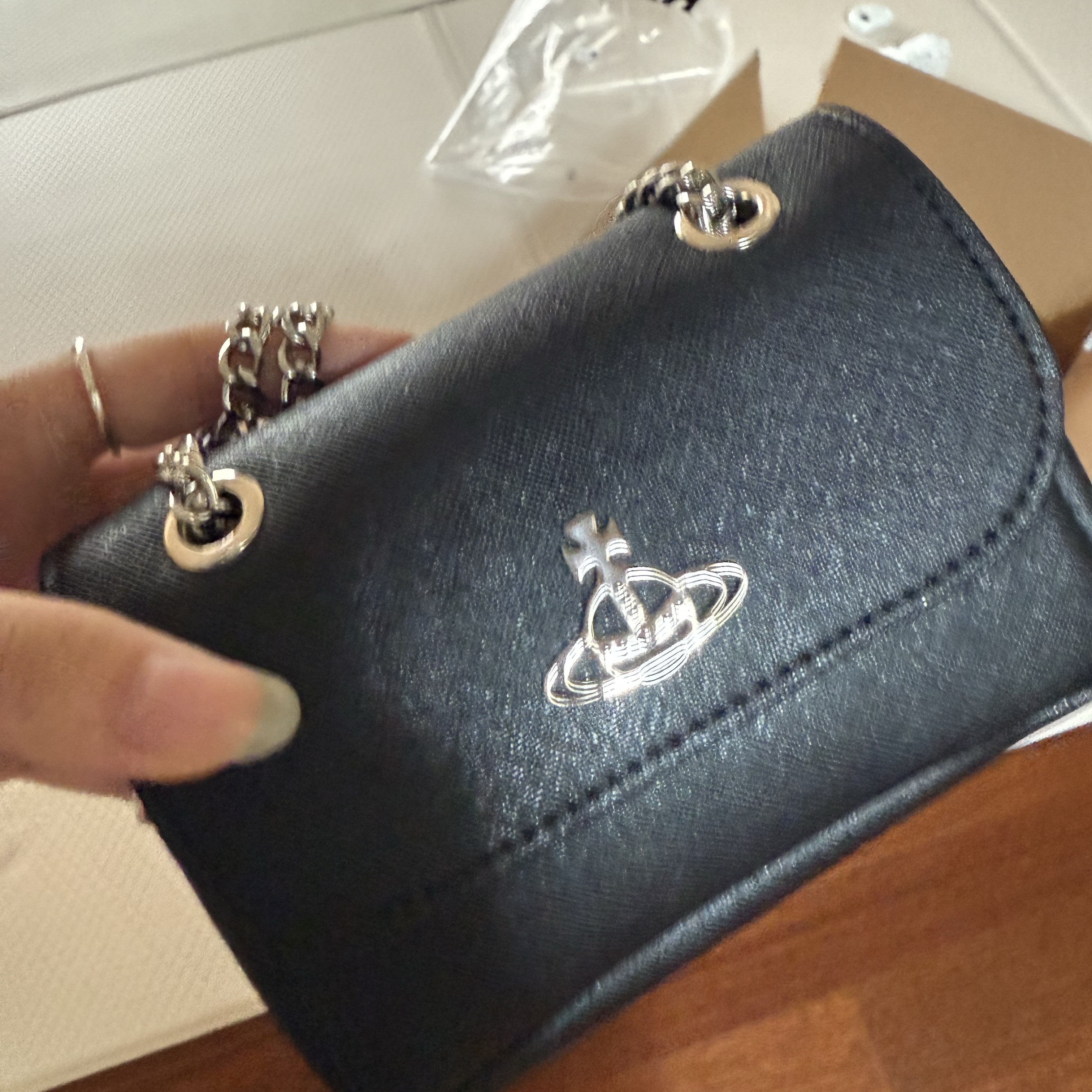 Vivienne Westwood Saffiano Biogreen Small Purse Cross Bag Black 착용 스타일