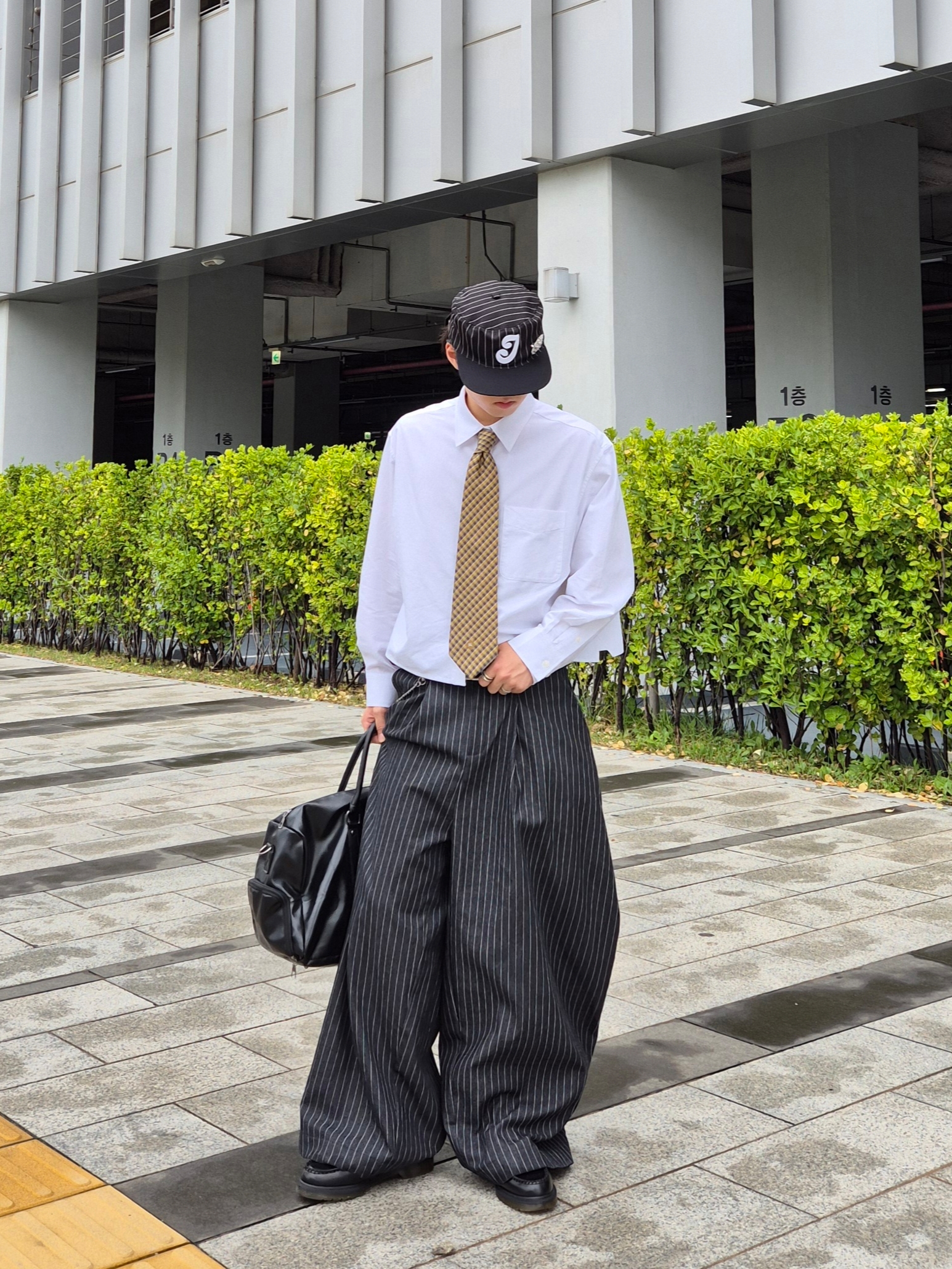 Dr. Martens Adrian Smooth Black 착용 스타일 - 2