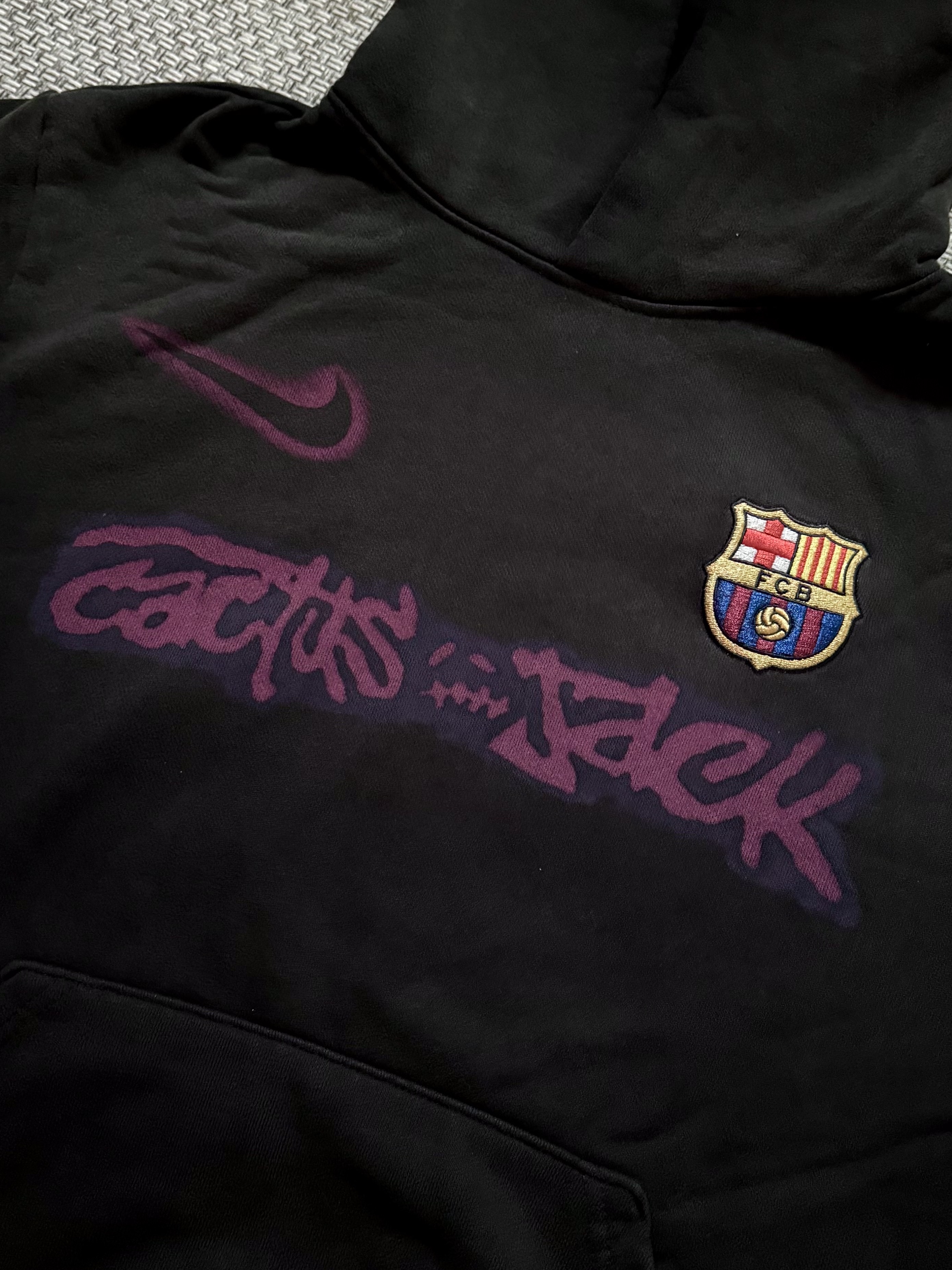 Nike FC Barcelona x Travis Scott Spray Logo Hoodie Black 착용 스타일 - 2