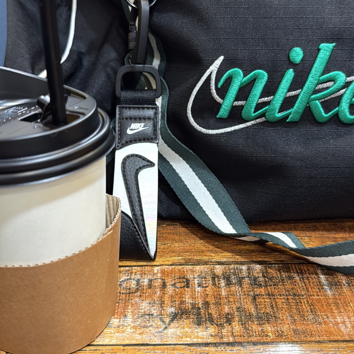 Nike Gym Club Training Bag 24L Black Vintage Green 착용 스타일 - 2