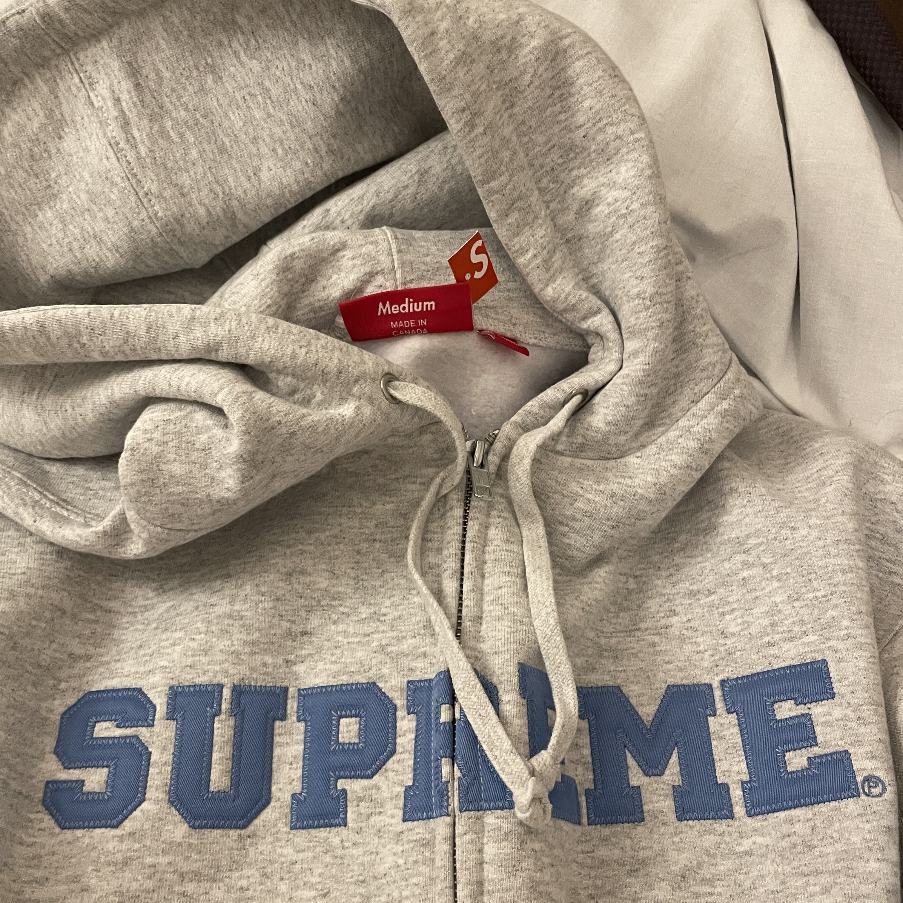 Supreme Collegiate Applique Zip Up Hooded Sweatshirt Ash Grey - 25FW 착용 스타일 - 2
