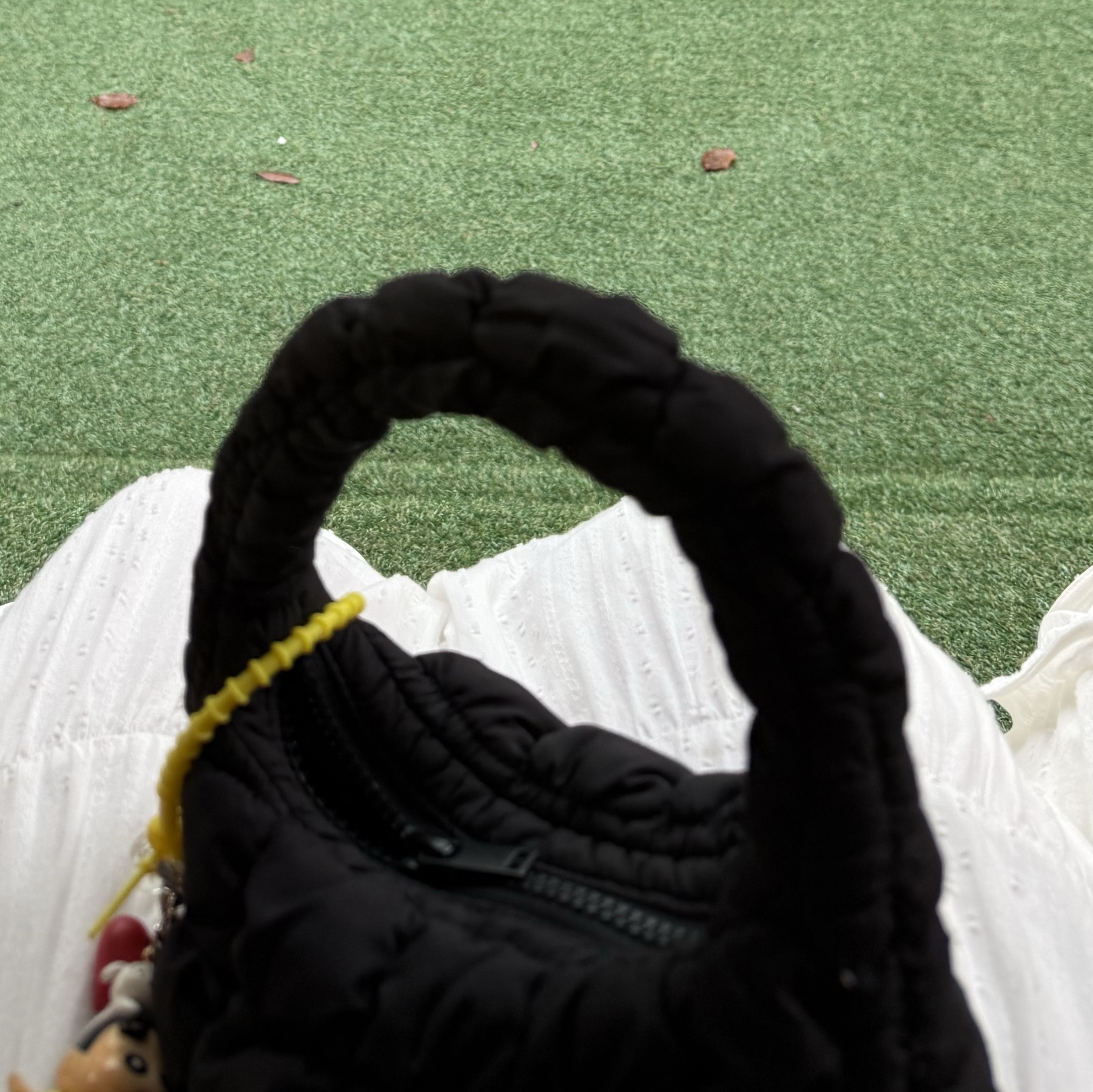 COS Quilted Mini Bag Black 착용 스타일
