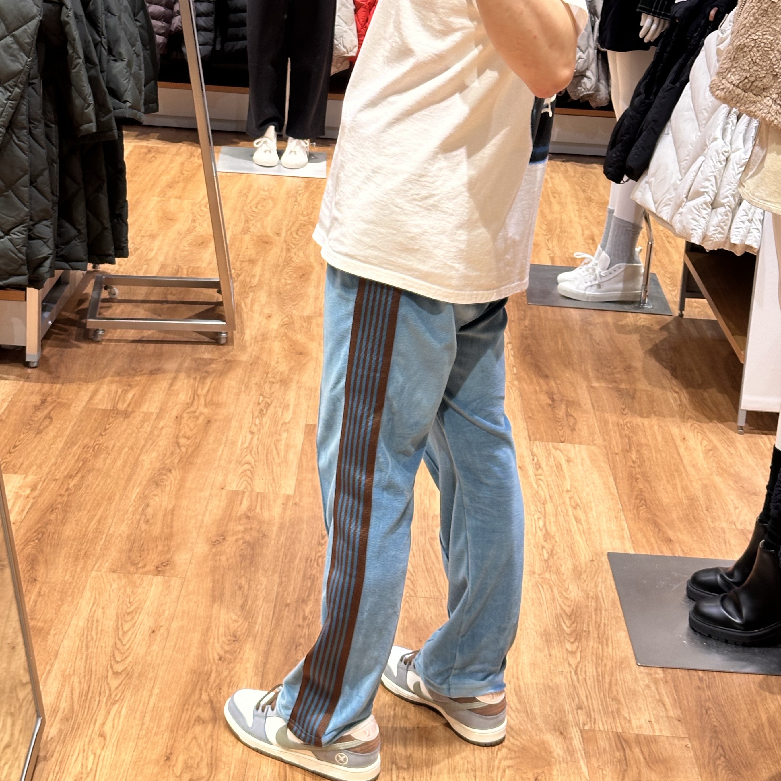 Needles Narrow Track Pants C/PE Velour Smoke Blue, Nike x Yuto Horigome SB Dunk Low Wolf Grey 착용 스타일