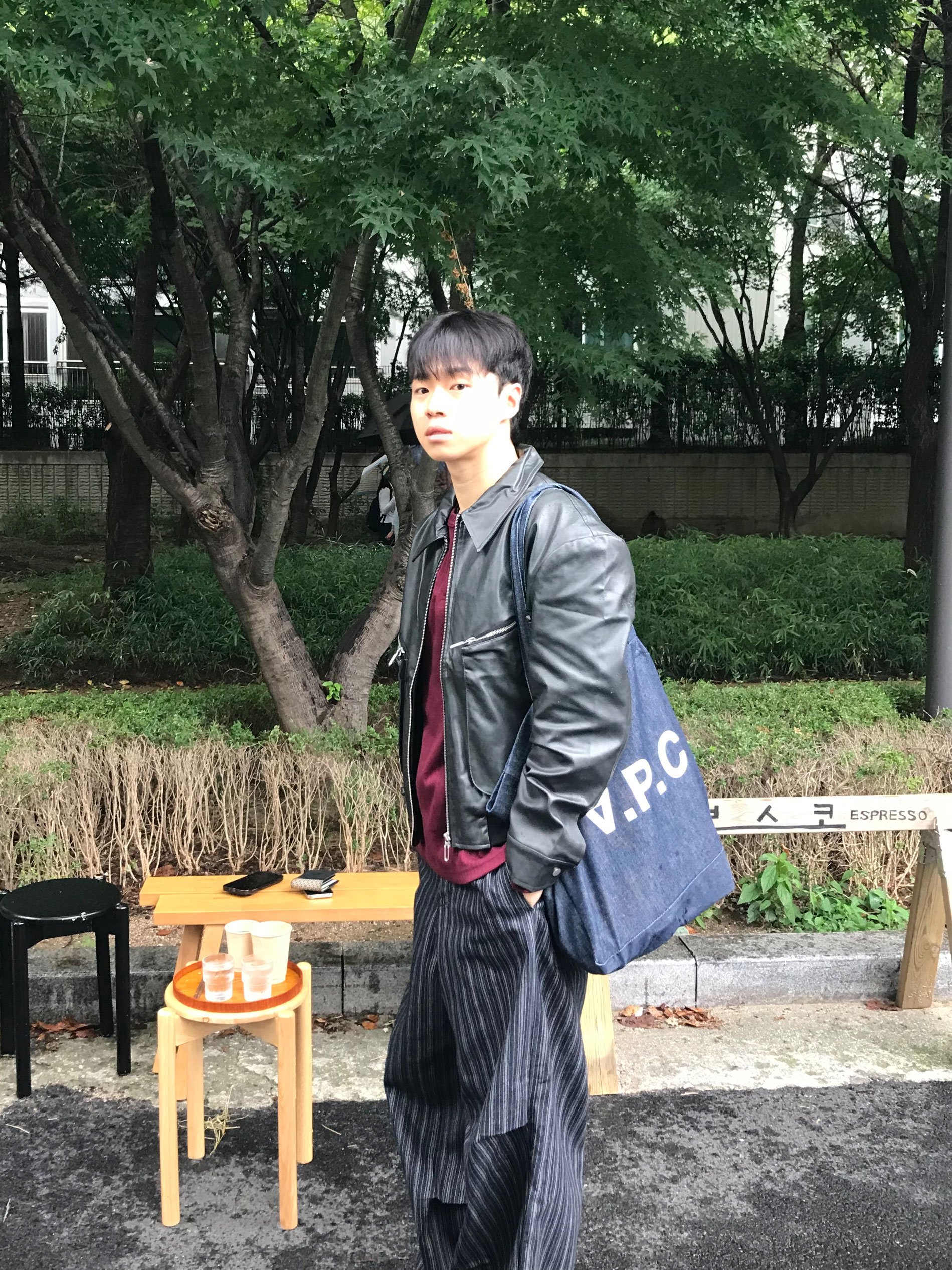 Dr. Martens 1461 Smooth Black, A.P.C. Daniela Shopping Bag Indigo 착용 스타일 - 4