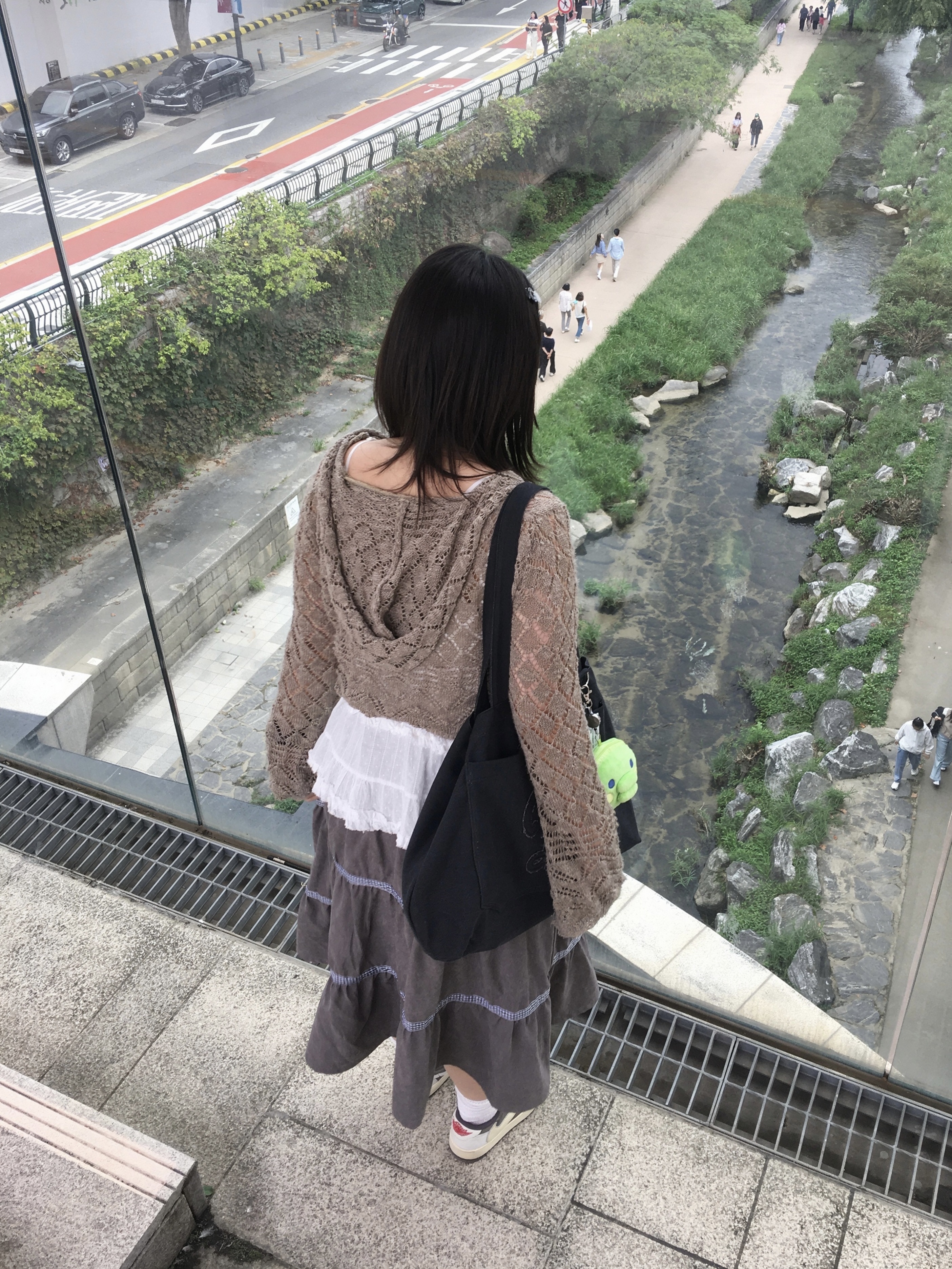 AEAE Check Midi Tiered Skirt Brown, Jordan 1 x Travis Scott Retro Low OG SP Sail and Ridgerock 착용 스타일 - 2