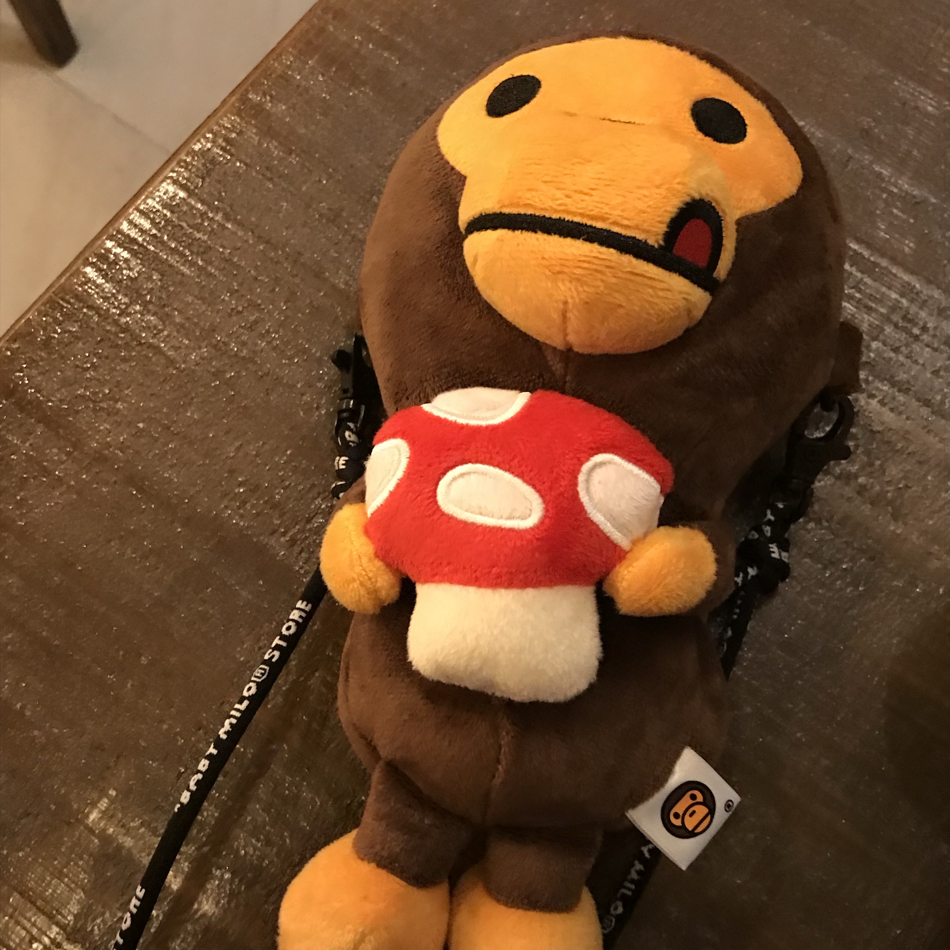 BAPE Baby Milo Plush Mobile Bag Brown 착용 스타일