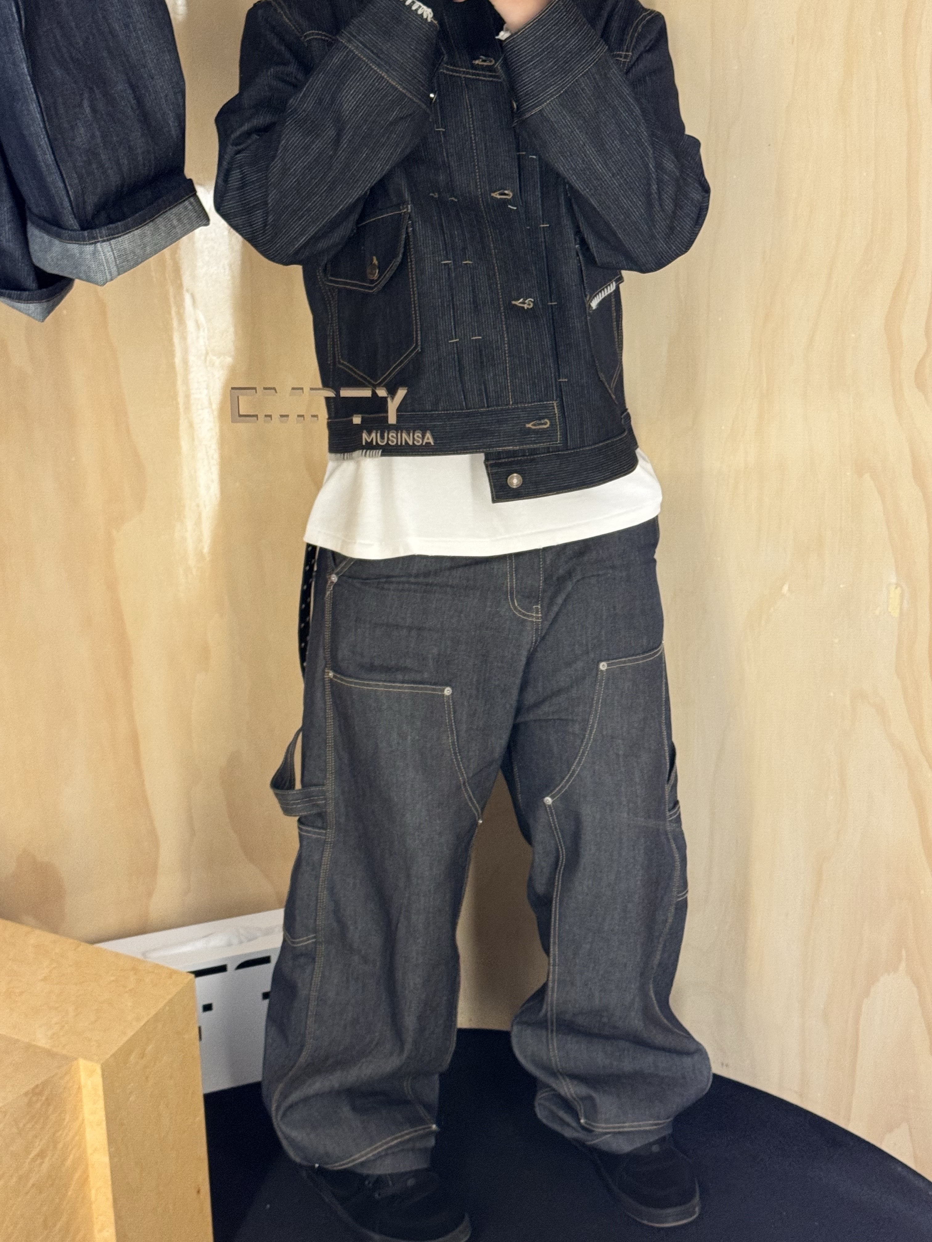 GRAILZ x KOIN SEOUL Carpenter Raw Denim Pants Indigo, qAp 5-1 Long Sleeve T-Shirt Cream 착용 스타일 - 1