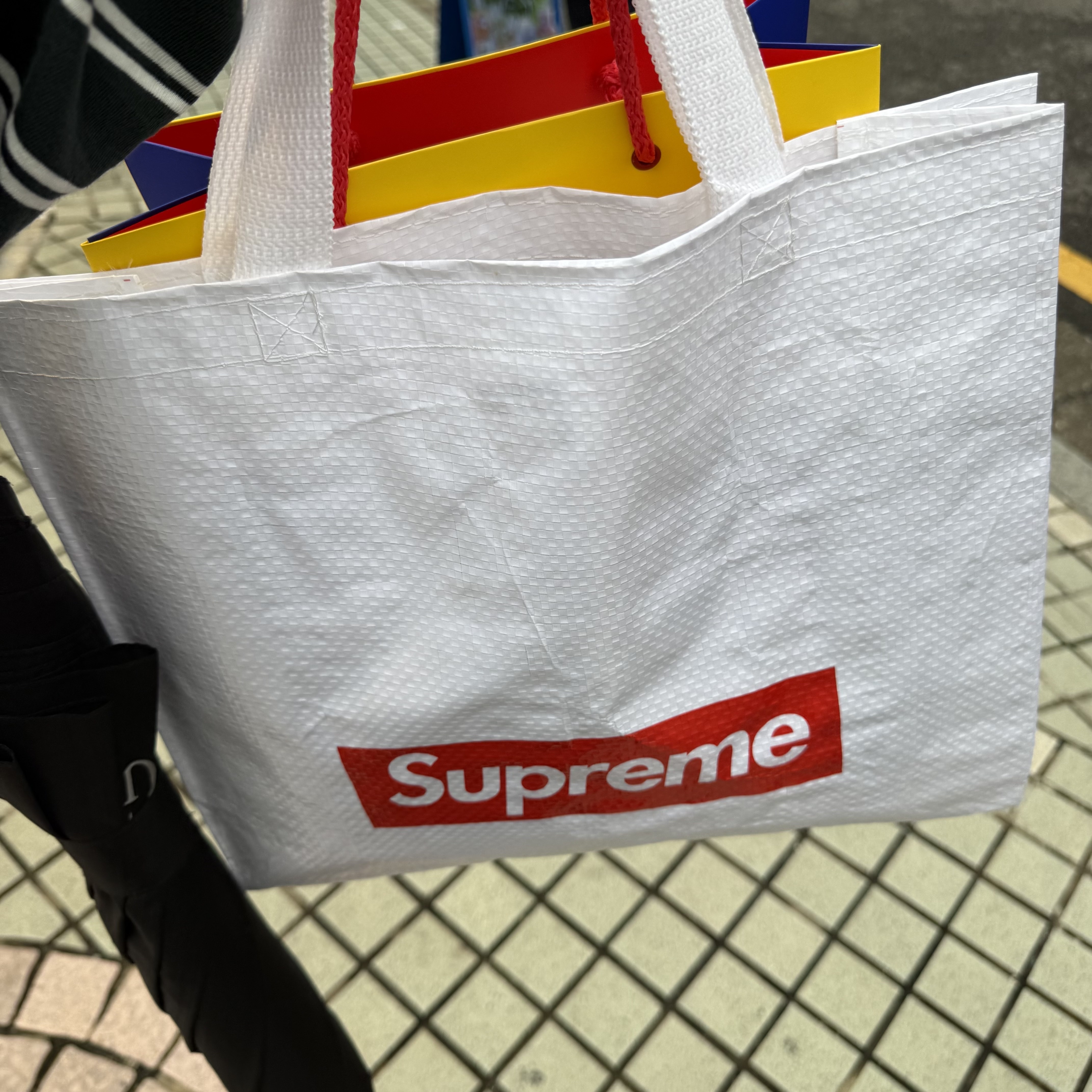 Casetify iPhone MagSafe Ripple Case Oat, Supreme Small Box T-Shirt White - 25SS 착용 스타일 - 2