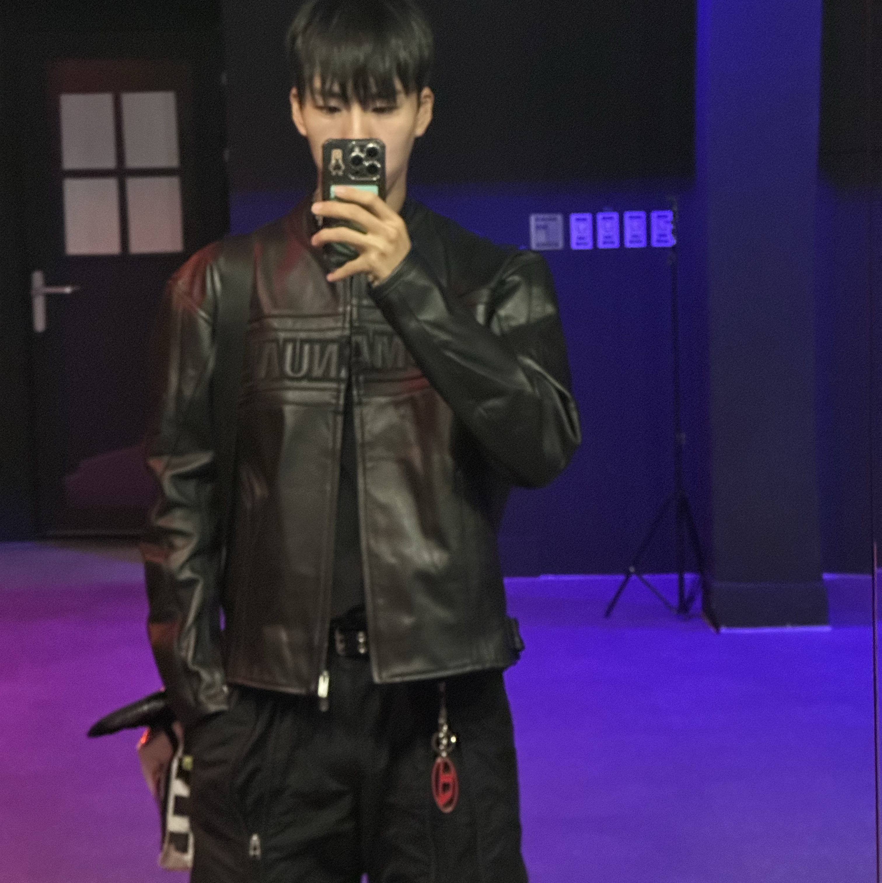Diesel Holy B Logo Keyring Red 착용 스타일
