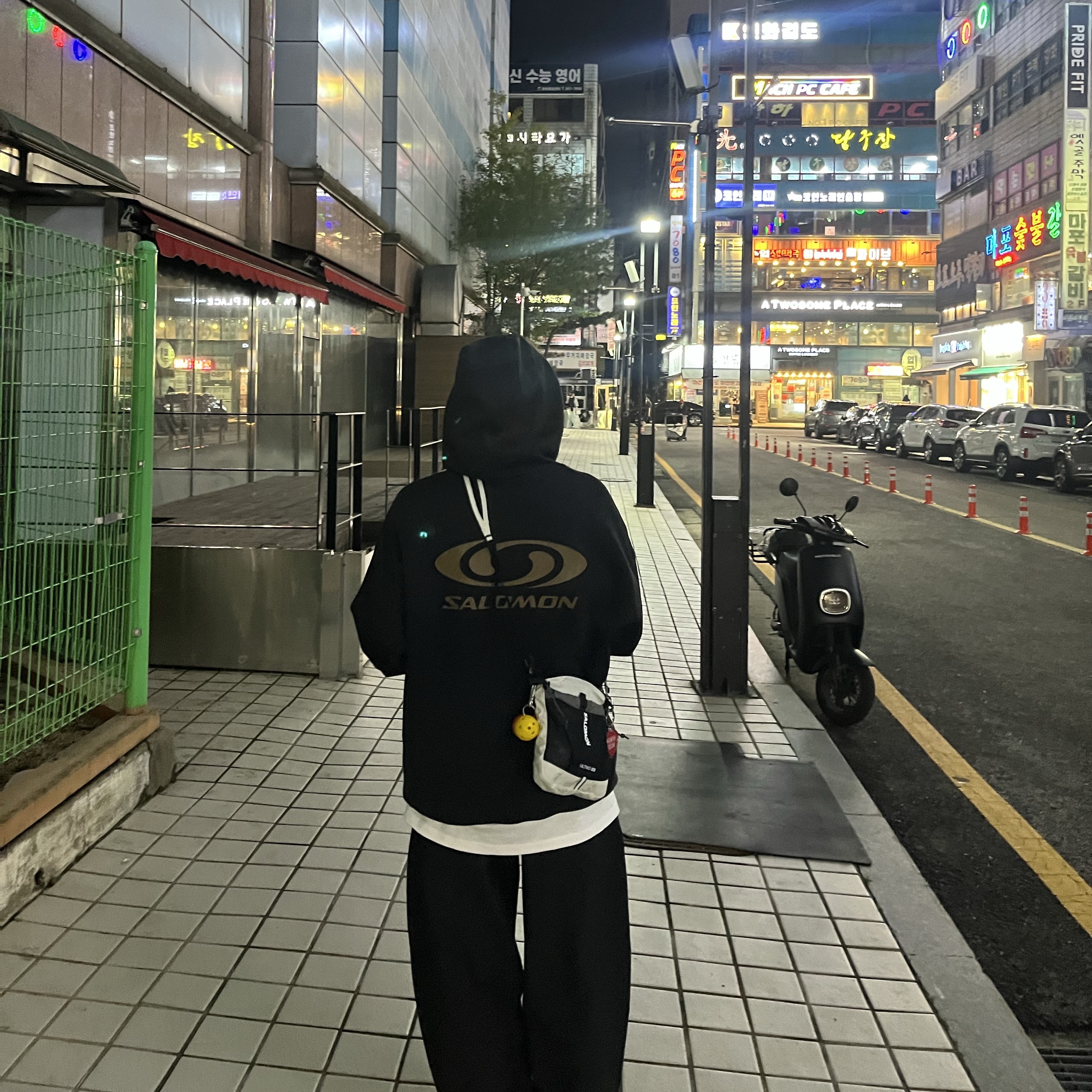 Salomon Link Sweat Hoodie Black, Salomon Ultimo 2L Cross Bag Cream 착용 스타일 - 2