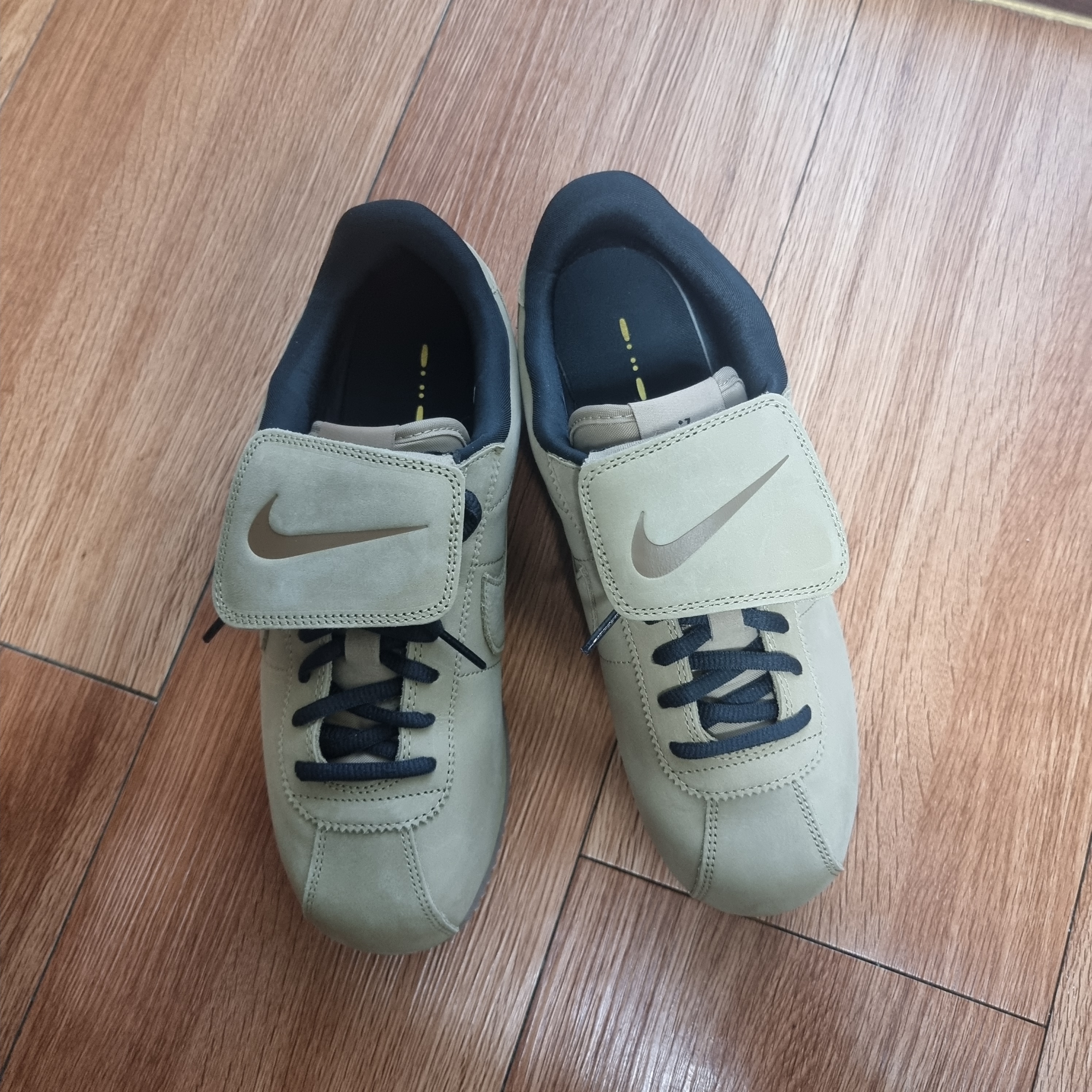 Nike Cortez Leather SE Parachute Beige Off Noir 착용 스타일 - 2